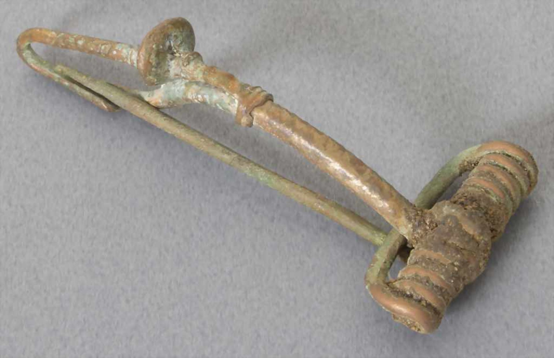 Keltische Fibel / A celtic fibulaMaterial: Bronze,Länge: 4,4 cm,Zustand: gut, alt restauriert,