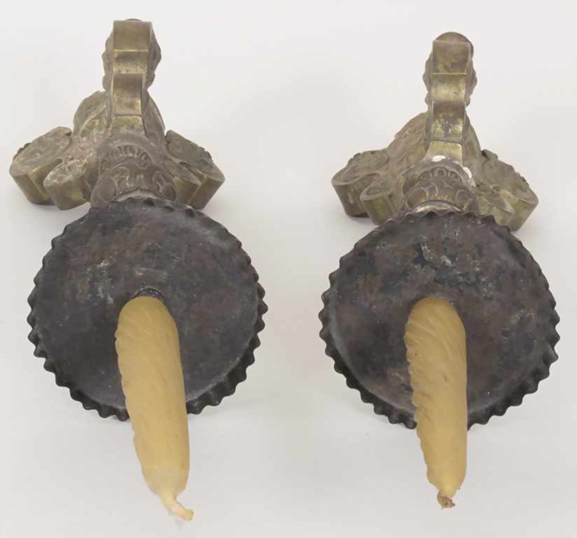 Paar Altarleuchter mit Rocailledekor / A pair of altar candleholders with rocailles, 18./19. Jh. - Bild 9 aus 11