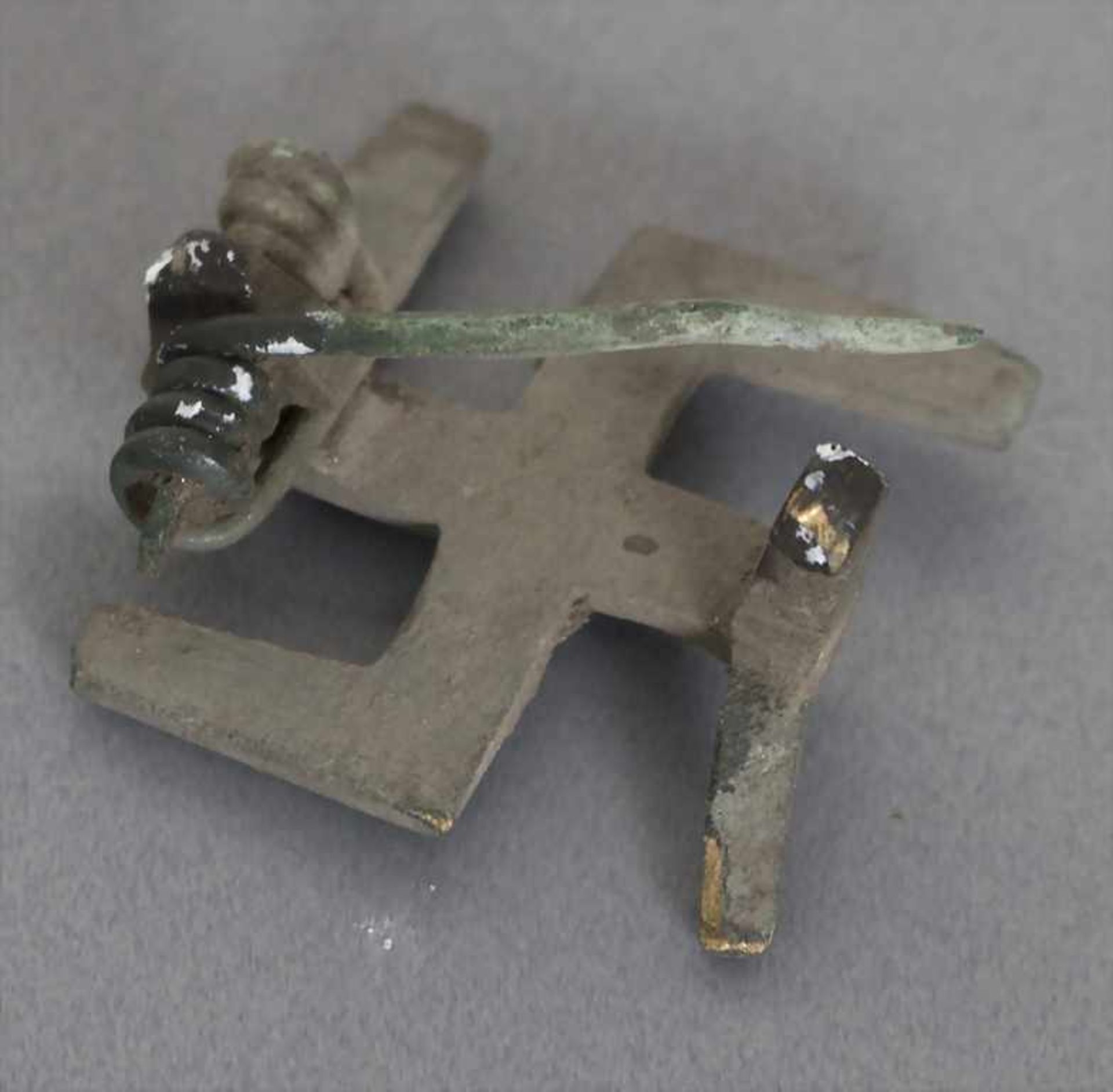 Römische Swastika-Fibel / A Roman swastika fibulaMaterial: Bronze,Durchmesser: 3,5 cm,Zustand: - Bild 2 aus 3