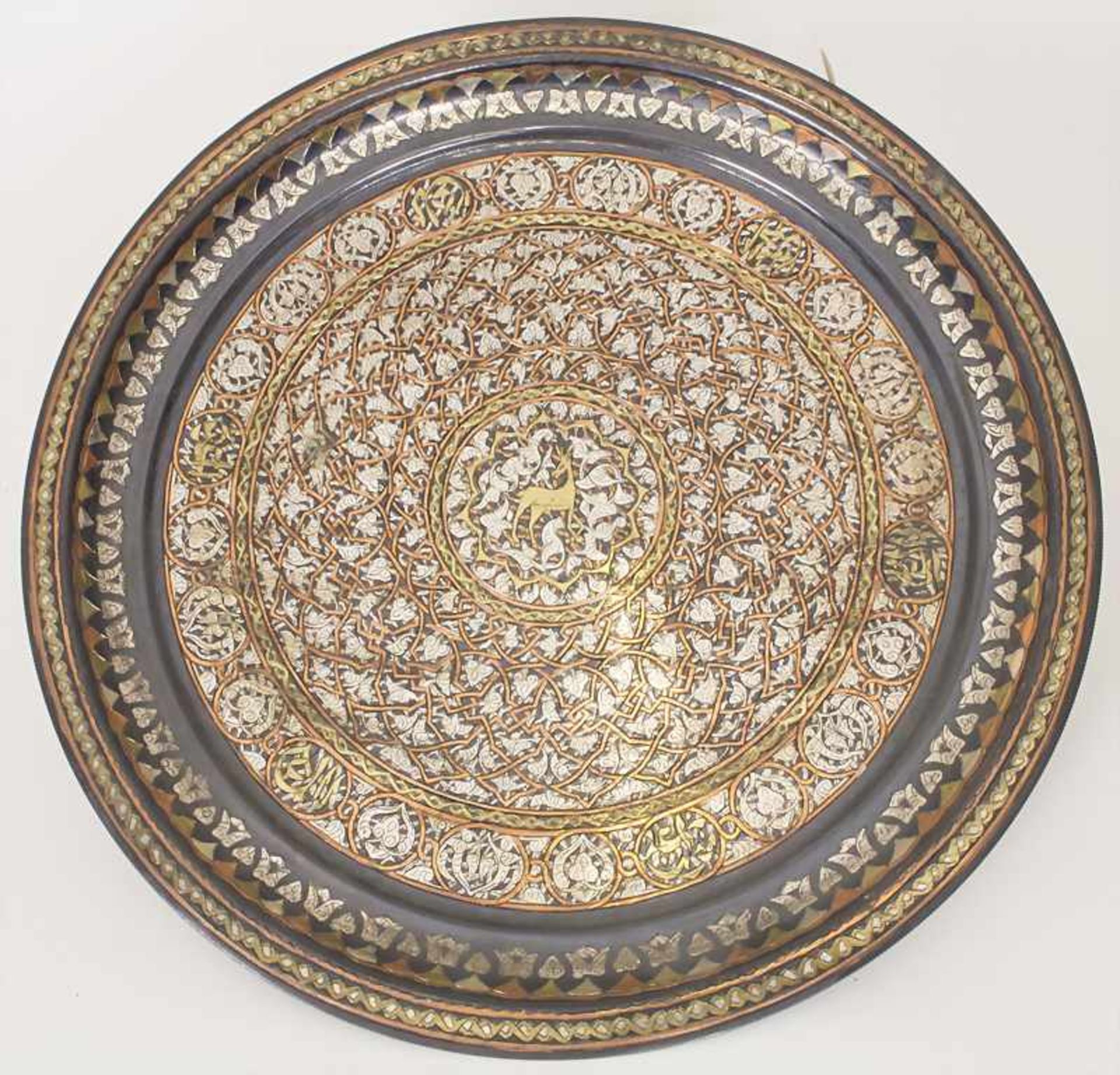 Teetablett mit Ornamentdekor / A tea tray with ornaments, Nordafrika, 20. Jh.Material: Treibarbeit