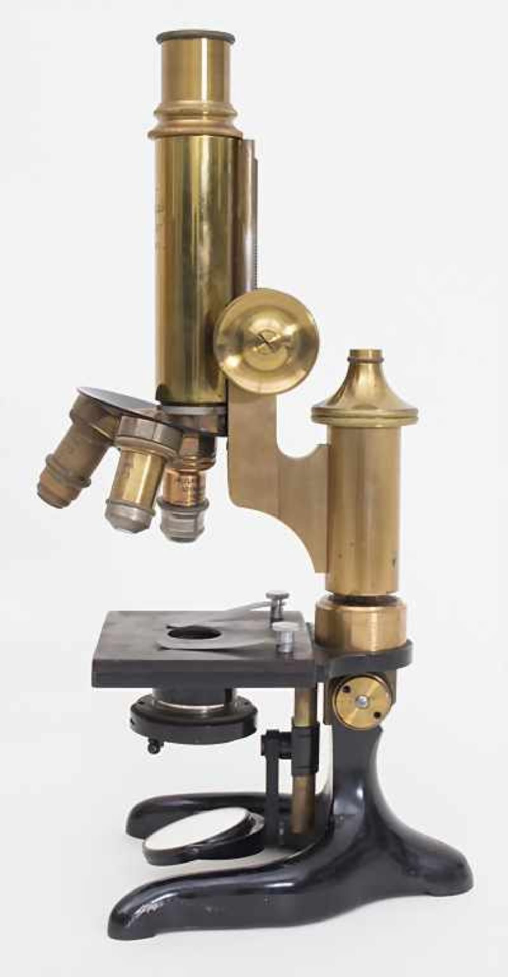 Mikroskop / A microscope, E. Leitz, WetzlarMaterial: Stativ in Messing schwarz lackiert, Holzkasten,