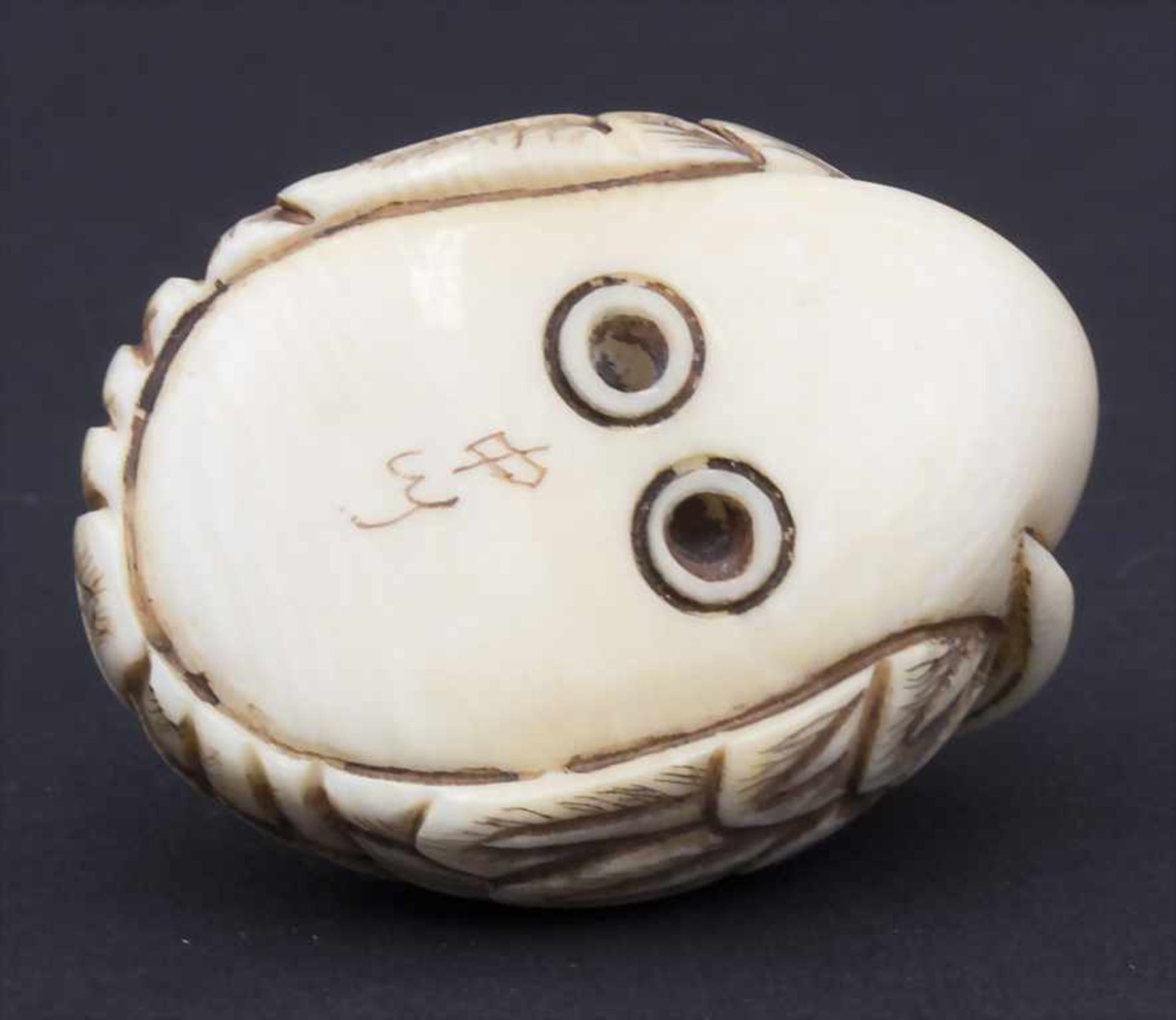 Netsuke 'liegender Kranich' / 'A reclining crane', Japan, um 1900Material: Elfenbein, geschnitzt, - Bild 6 aus 9