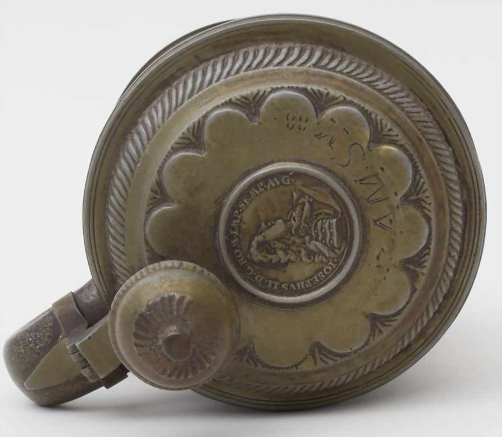 Walzenkrug mit Pfauendekor / A covered mug, süddeutsch, 18. Jh.Material: Fayence, mit - Bild 6 aus 10
