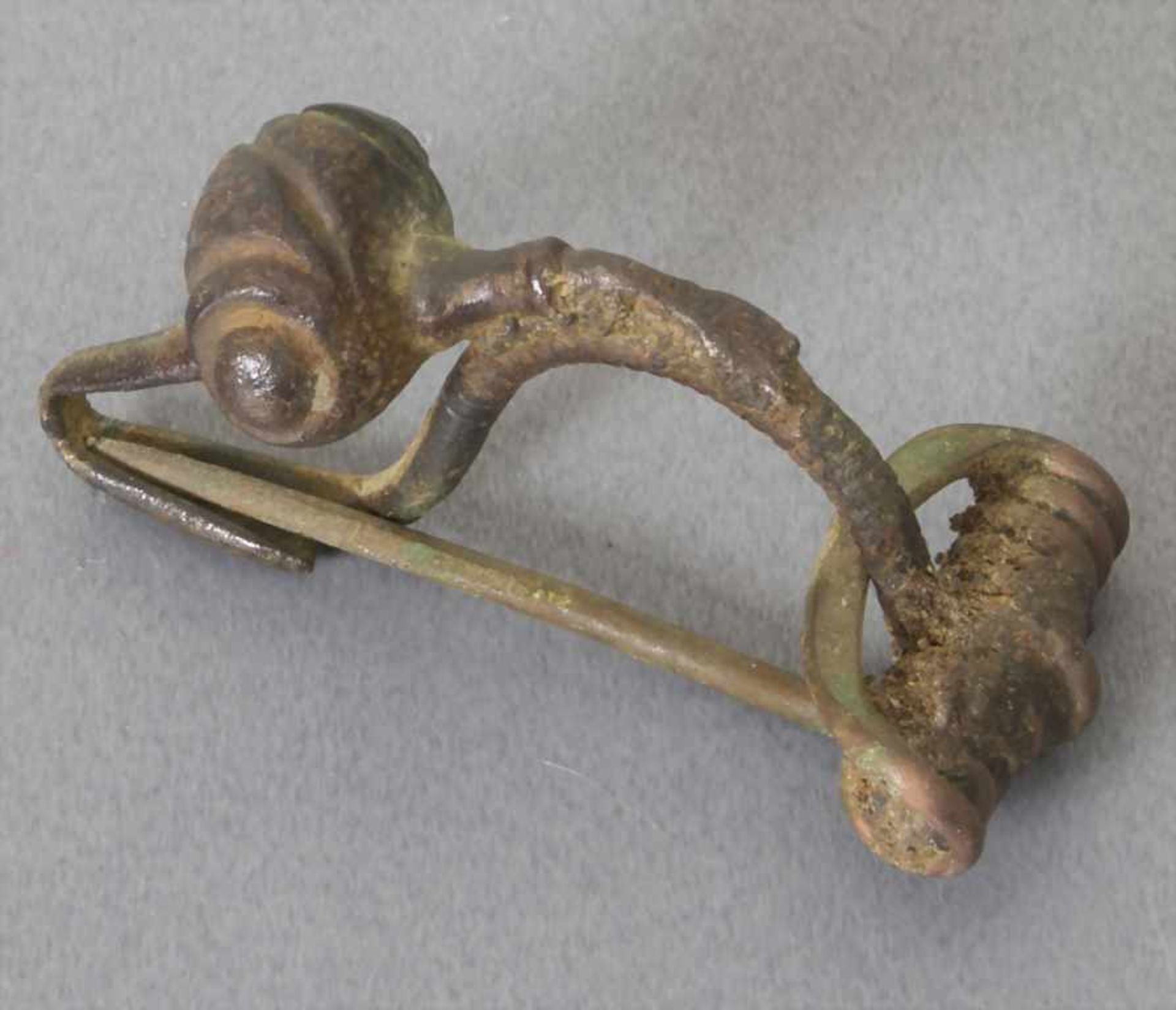 Keltische Fibel / A celtic fibulaMaterial: Bronze,Länge: 3,4 cm,Zustand: gut, alt restauriert,