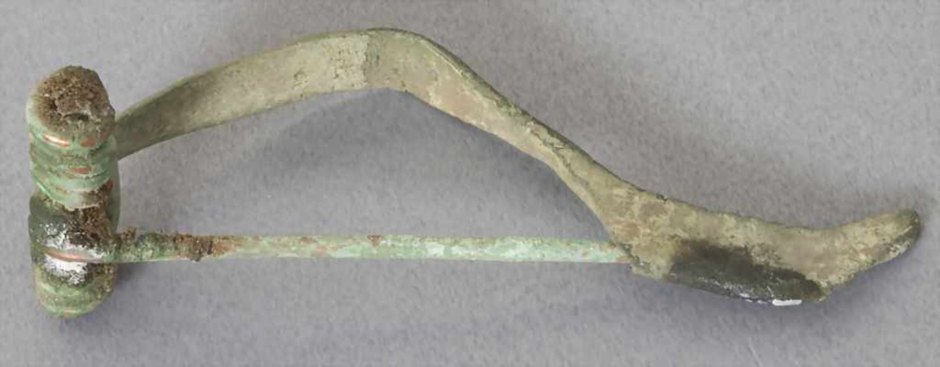Keltische Fibel / A celtic fibulaMaterial: Bronze,Länge: 4,9 cm,Zustand: gut, alt restauriert, - Bild 3 aus 3