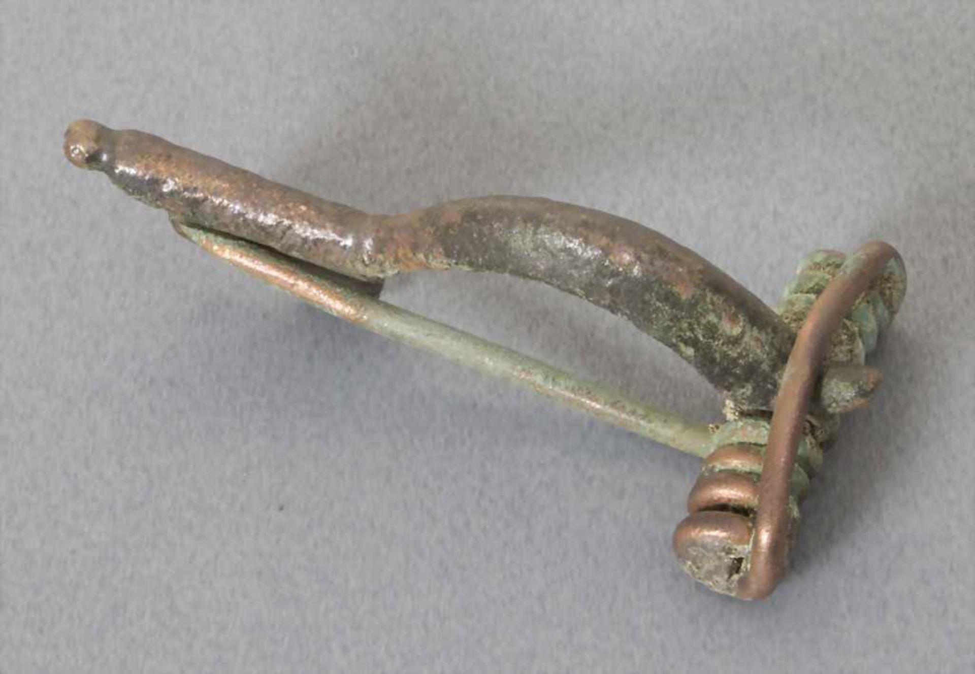 Keltische Fibel / A celtic fibulaMaterial: Bronze,Länge: 3,6 cm,Zustand: gut, alt restauriert,