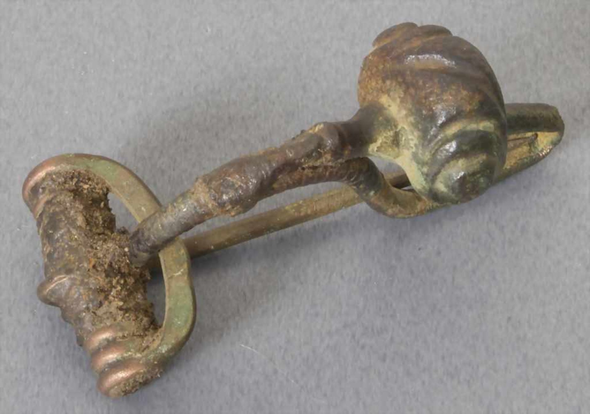 Keltische Fibel / A celtic fibulaMaterial: Bronze,Länge: 3,4 cm,Zustand: gut, alt restauriert, - Image 3 of 5
