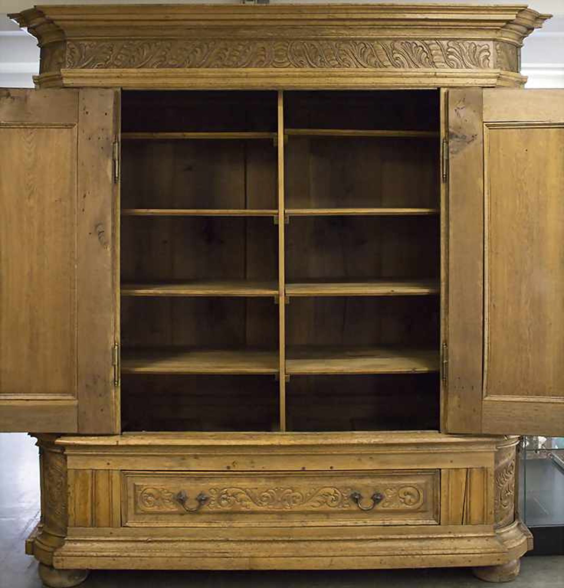 Barockschrank mit Engelsköpfen / A baroque cupboard, wohl Lothringen, 18. Jh.Material: Eiche, - Bild 2 aus 27