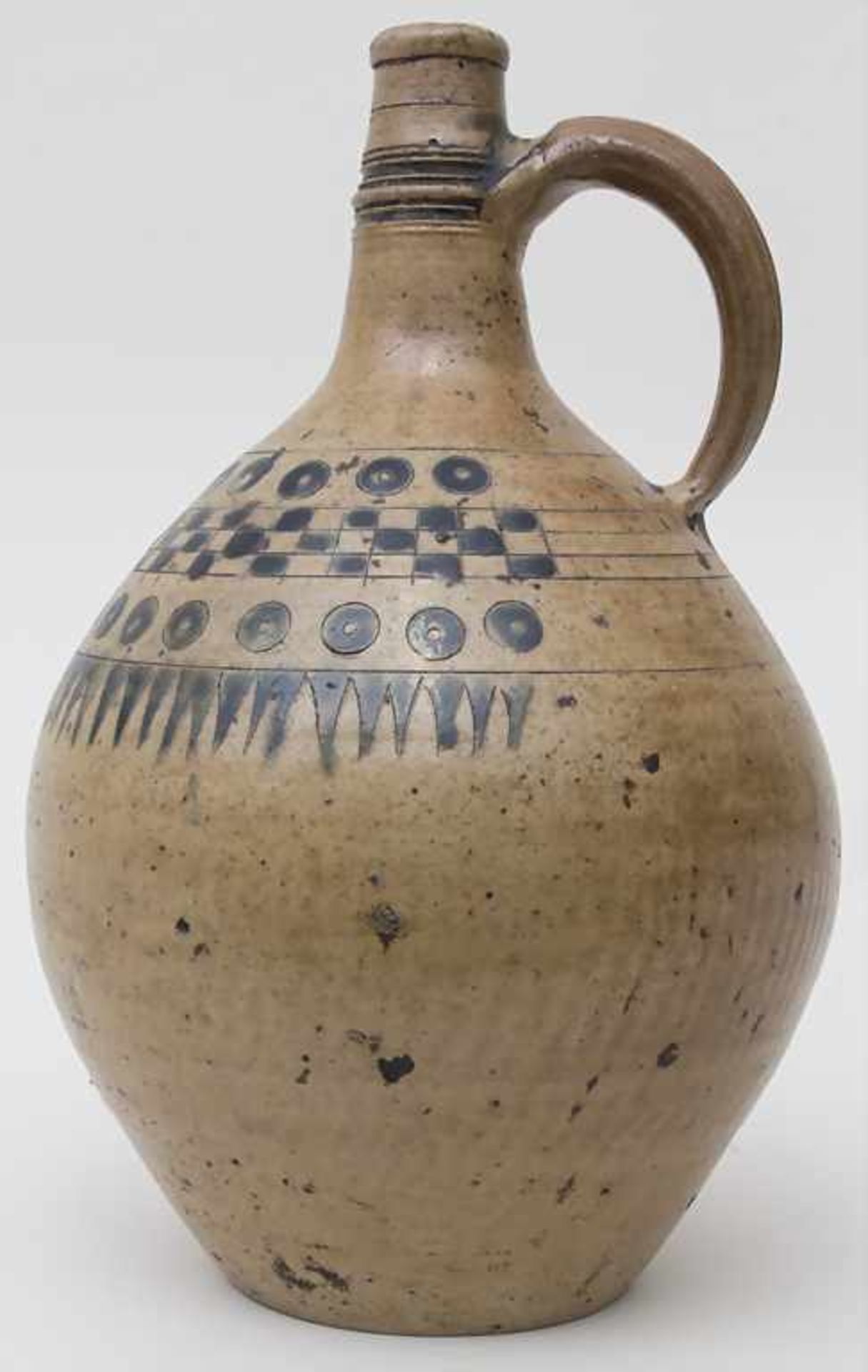 Ölkrug mit geometrischem Dekor / An oil jug with geometrical patternsMaterial: Keramik, hellbraun