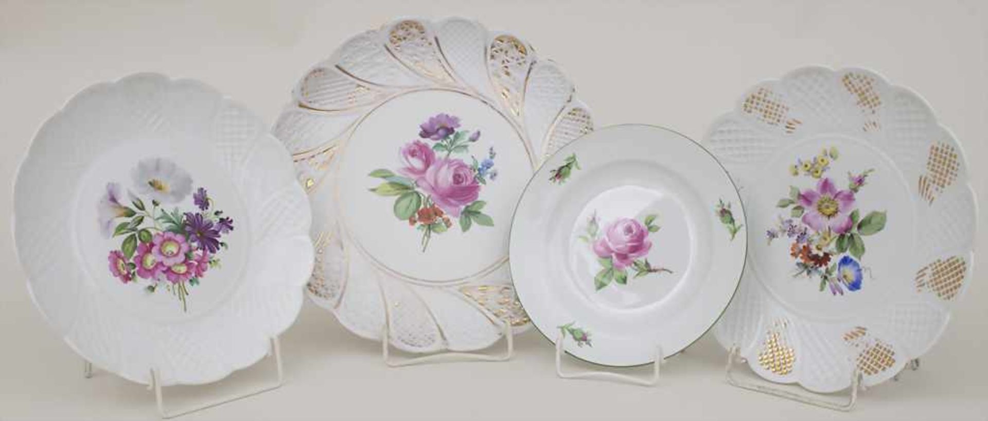 Konvolut 4 Teller mit Blumenmalerei / A set of 4 plates with flowers, Meissen, 1860-1924Material: