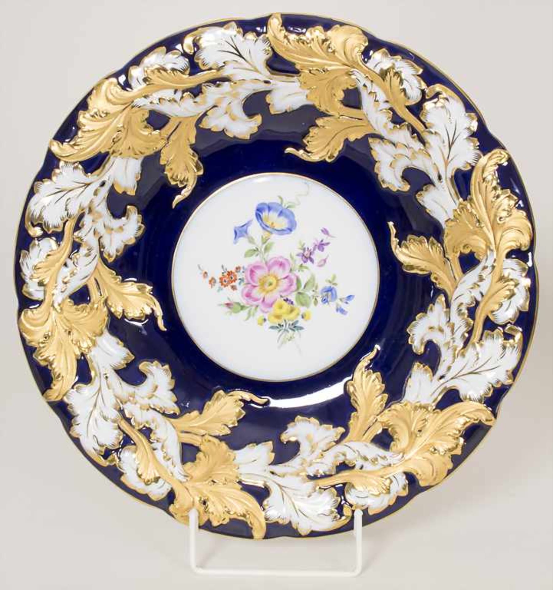 Prunkteller mit Blumen / A plendid plate with flowers, Meissen, 20. Jh.Material: Porzellan,