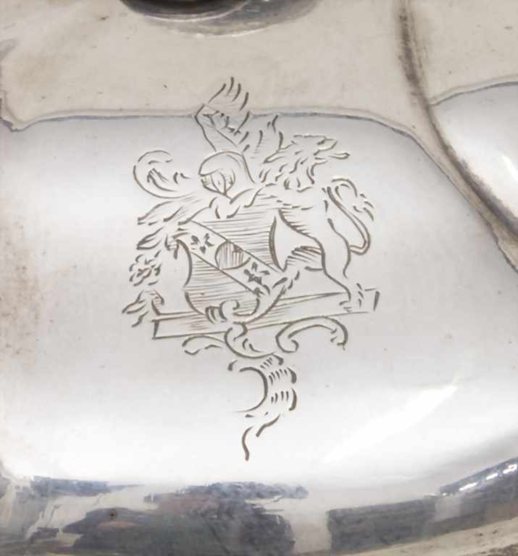 Barock Deckelterrine / A Baroque covered silver tureen, 18. Jh.Material: Silber, getrieben, mit - Bild 15 aus 19