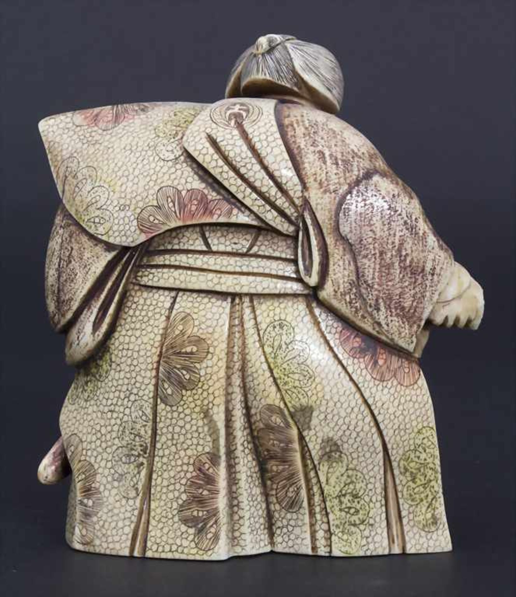 Okimono 'Samuraikrieger' / 'A samurai warrior', Japan, um 1900Material: Elfenbein, geschnitzt, - Bild 5 aus 11
