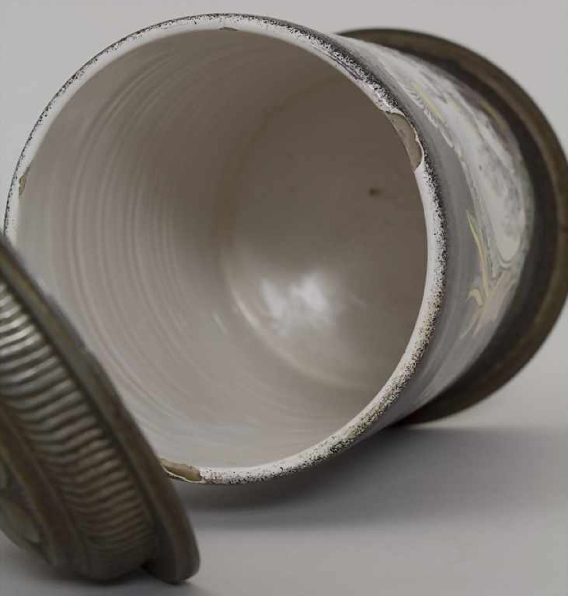 Walzenkrug mit Pfauendekor / A covered mug, süddeutsch, 18. Jh.Material: Fayence, mit - Bild 8 aus 10