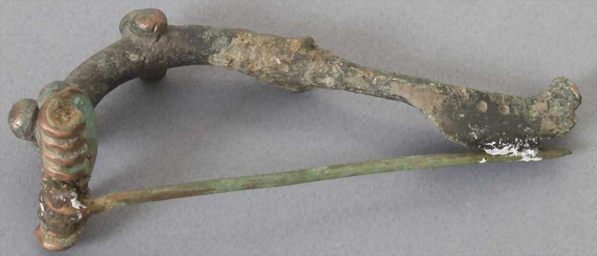 Keltische Fibel / A celtic fibulaMaterial: Bronze,Länge: 7,4 cm,Zustand: gut, alt restauriert, - Image 3 of 3