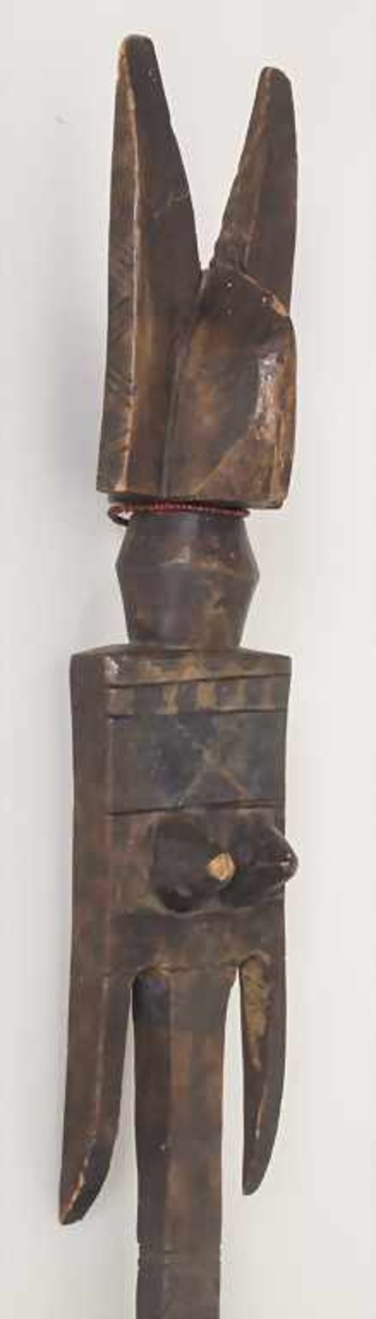 Ritualstab mit stilisierter Frauenfigur der Dogon, Mali, 20. Jh.Material: Holzstab mit umlaufendem - Bild 3 aus 3