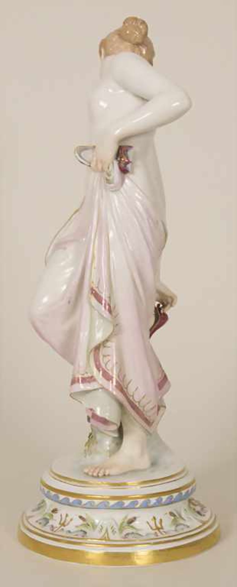 Porzellanfigur 'Nach dem Bade' / A porcelain figure 'After the bath', Robert Ockelmann (1849-1915) - Image 4 of 9