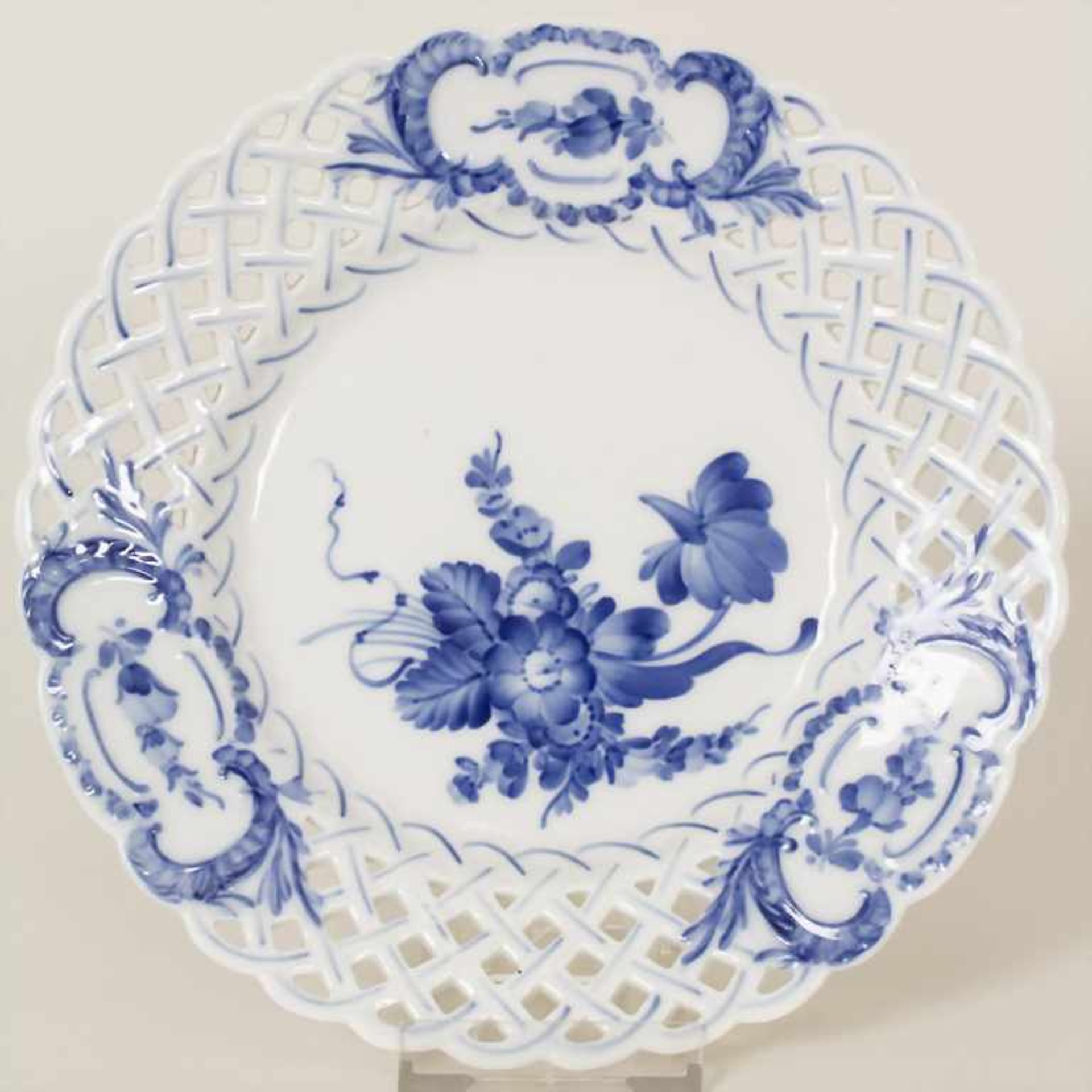 Korbrandteller 'Blaue Blume' / A basket rim plate 'blue flower', Royal Copenhagen, um