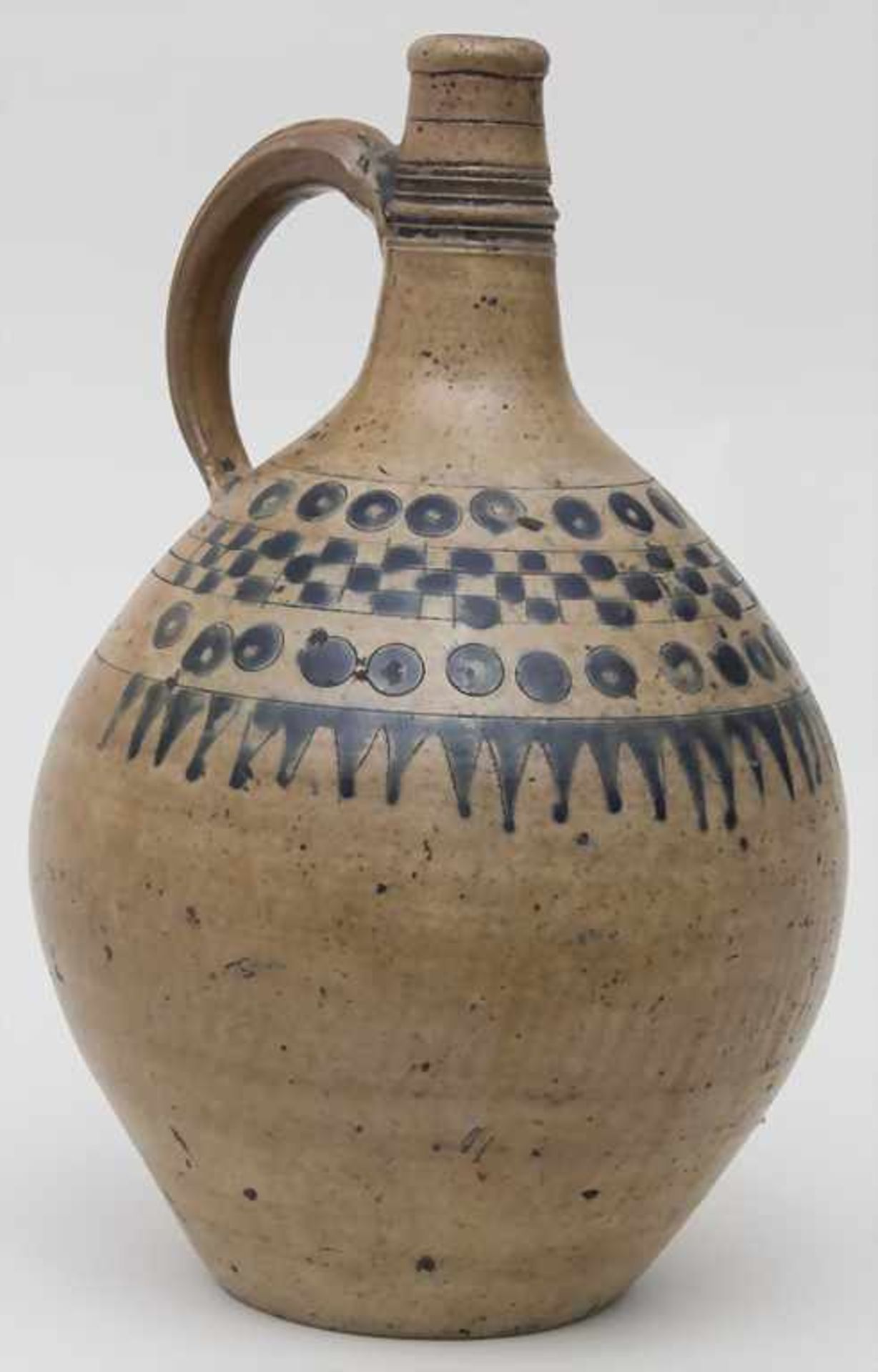 Ölkrug mit geometrischem Dekor / An oil jug with geometrical patternsMaterial: Keramik, hellbraun - Bild 3 aus 5