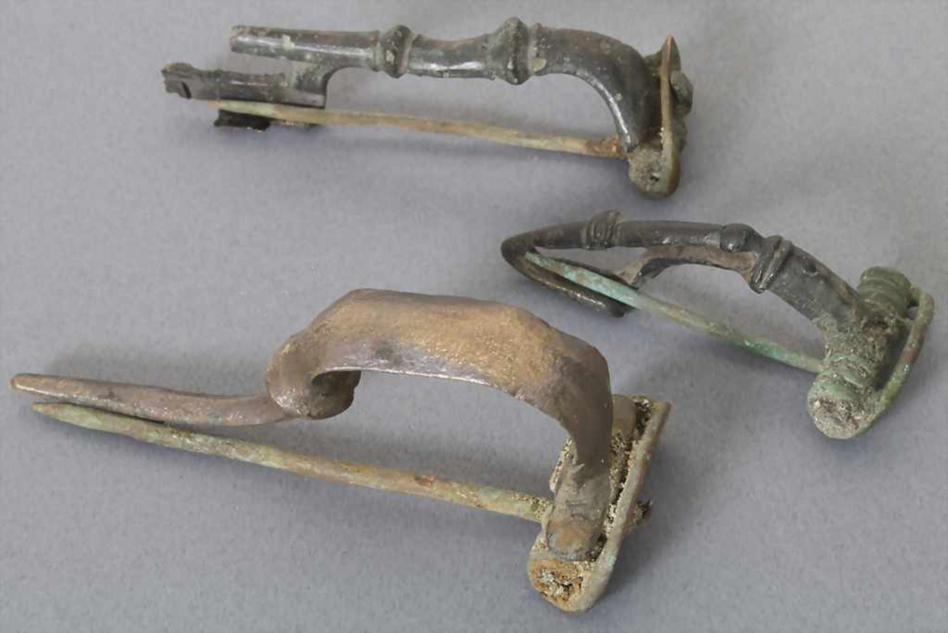 3 Keltische Fibeln / A set of 3 celtic fibulaeMaterial: Bronze,Länge: 3,8 cm, 5,0 cm und 5,7 cm,
