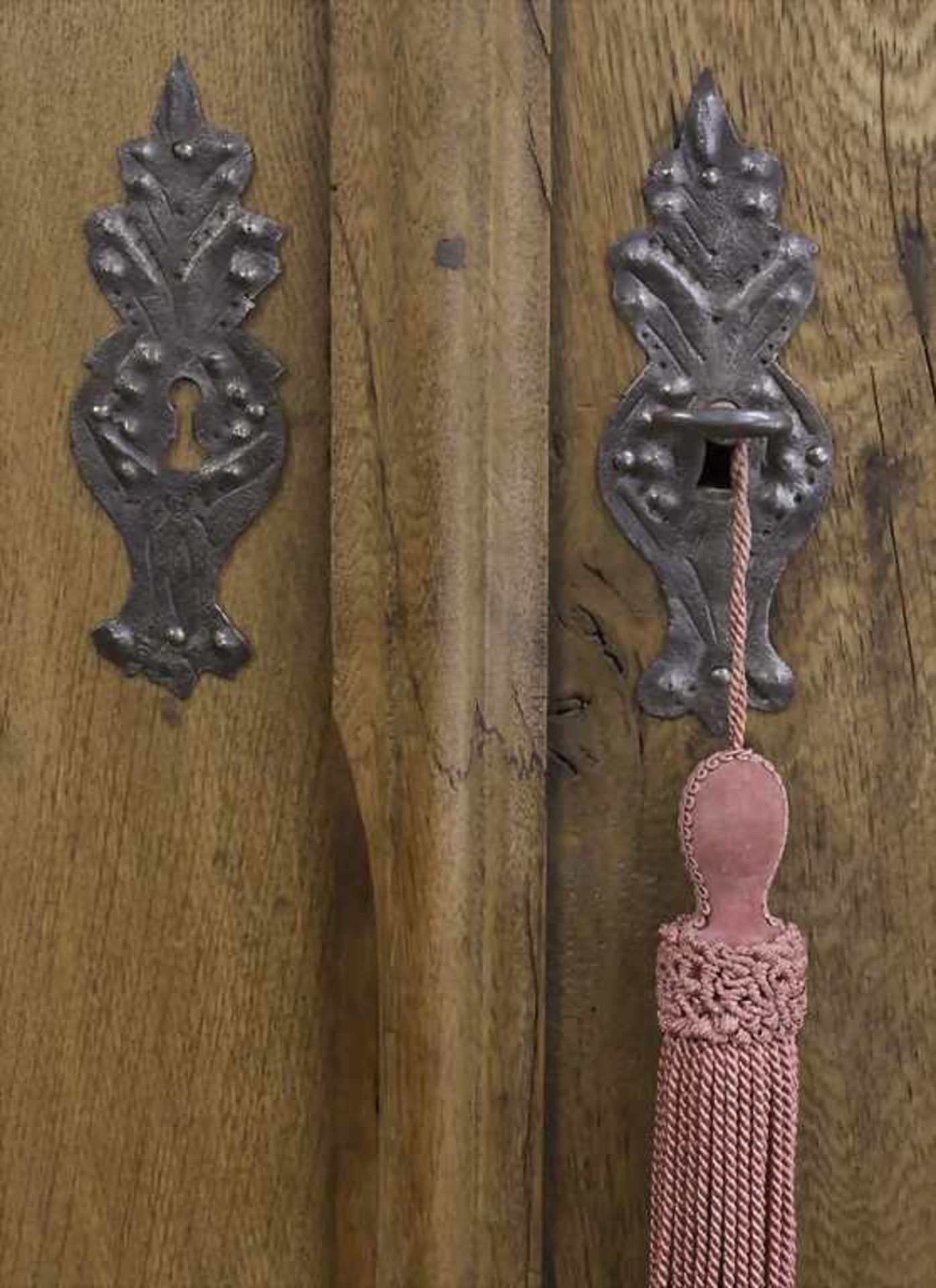 Barockschrank mit Engelsköpfen / A baroque cupboard, wohl Lothringen, 18. Jh.Material: Eiche, - Bild 19 aus 27