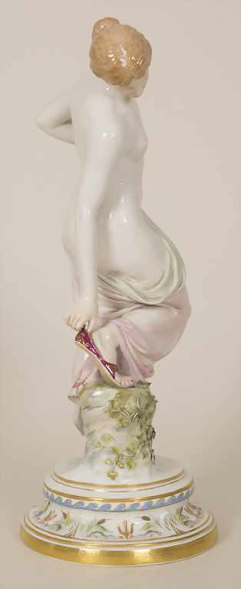Porzellanfigur 'Nach dem Bade' / A porcelain figure 'After the bath', Robert Ockelmann (1849-1915) - Image 2 of 9