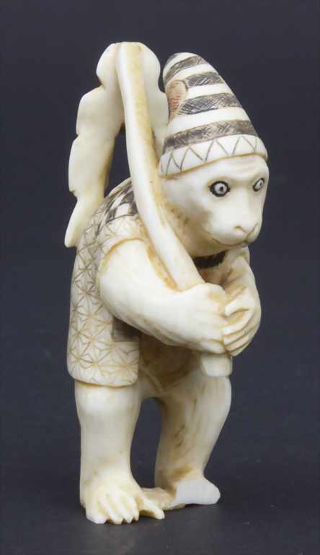Netsuke 'Affe mit Werkzeug' / A netsuke 'monkey with tool', Japan, um 1900Material: Elfenbein,