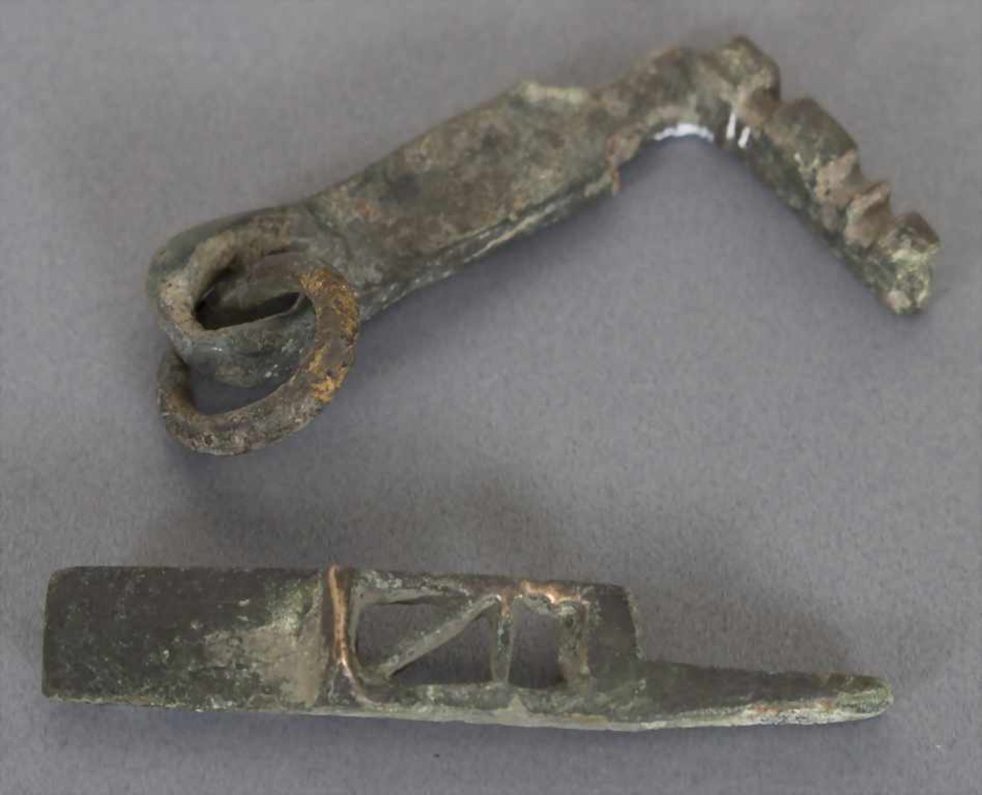 Römischer Schlüssel mit Schubriegel / A Roman key with latchMaterial: Bronze,Länge: 4,2 und 5,0 cm,