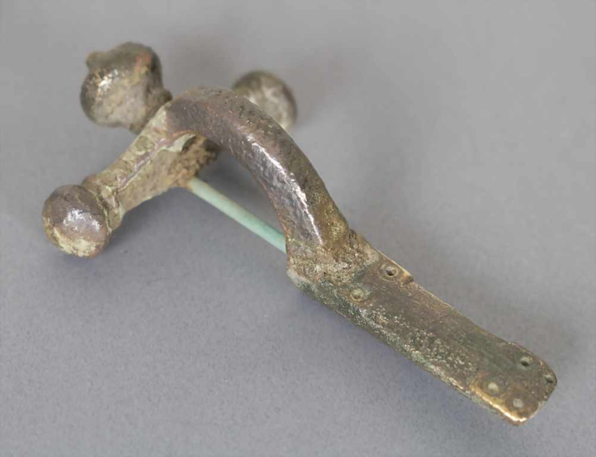 Römische Zwiebelknopffibel / A Roman bronze fibulaMaterial: Bronze,Länge: 7,3 cm,Zustand: gut, alt - Bild 3 aus 3