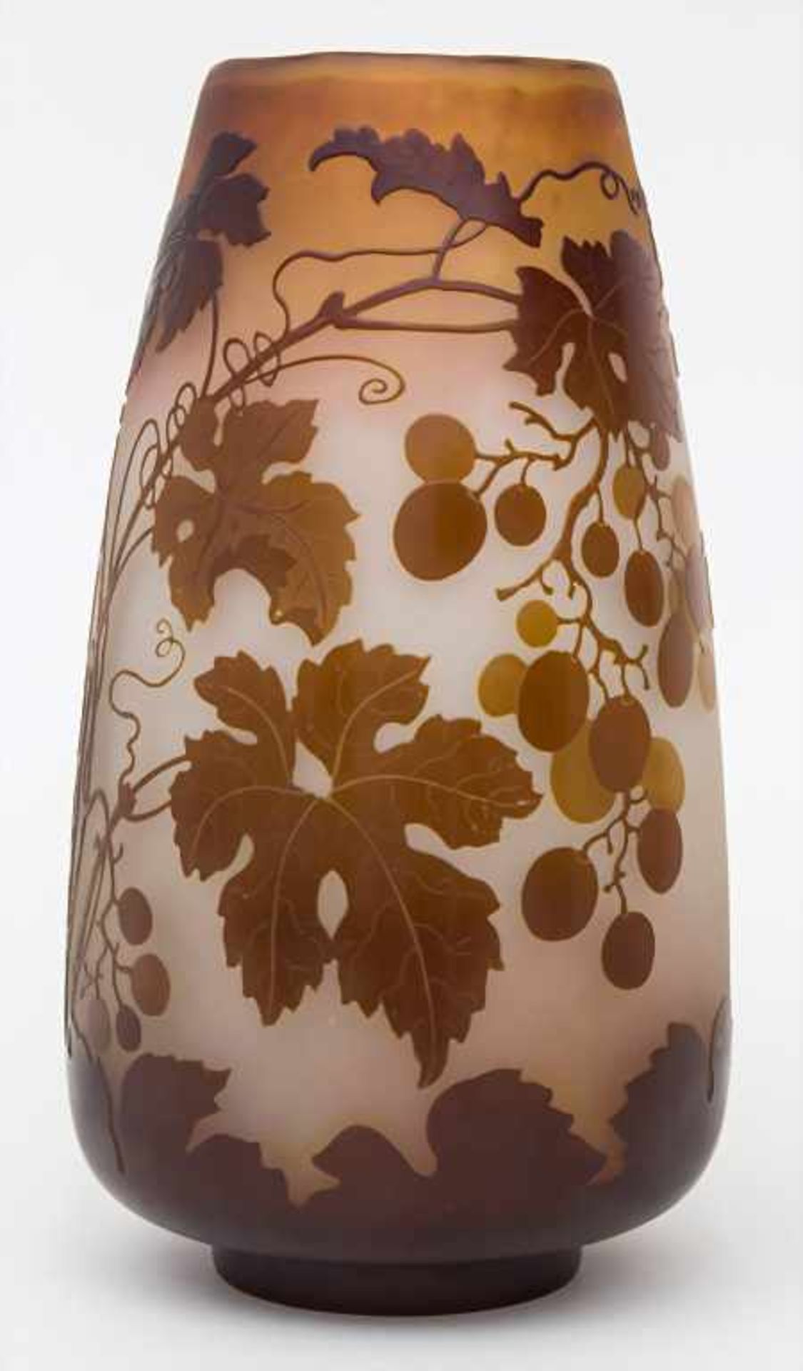 Jugendstilvase mit Weinrankendekor / A cameo glass vase with vine tendrils, Gallé, um 1904-