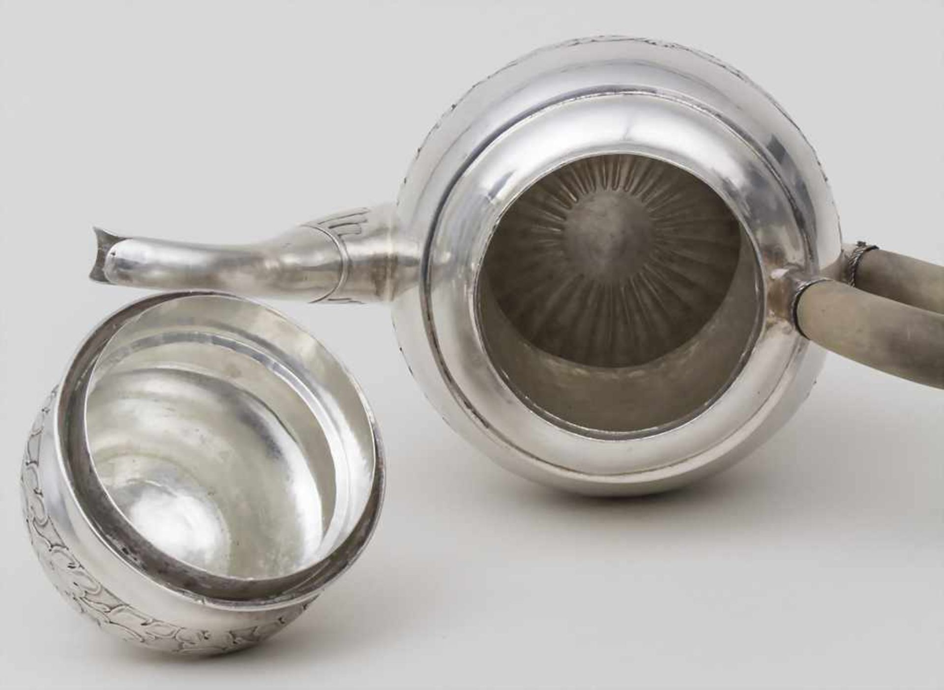 Teekanne / A silver teapot, Altenburg, um 1760Material: Silber 12 Lot,Punzierung: Beschaumarke, - Bild 11 aus 17