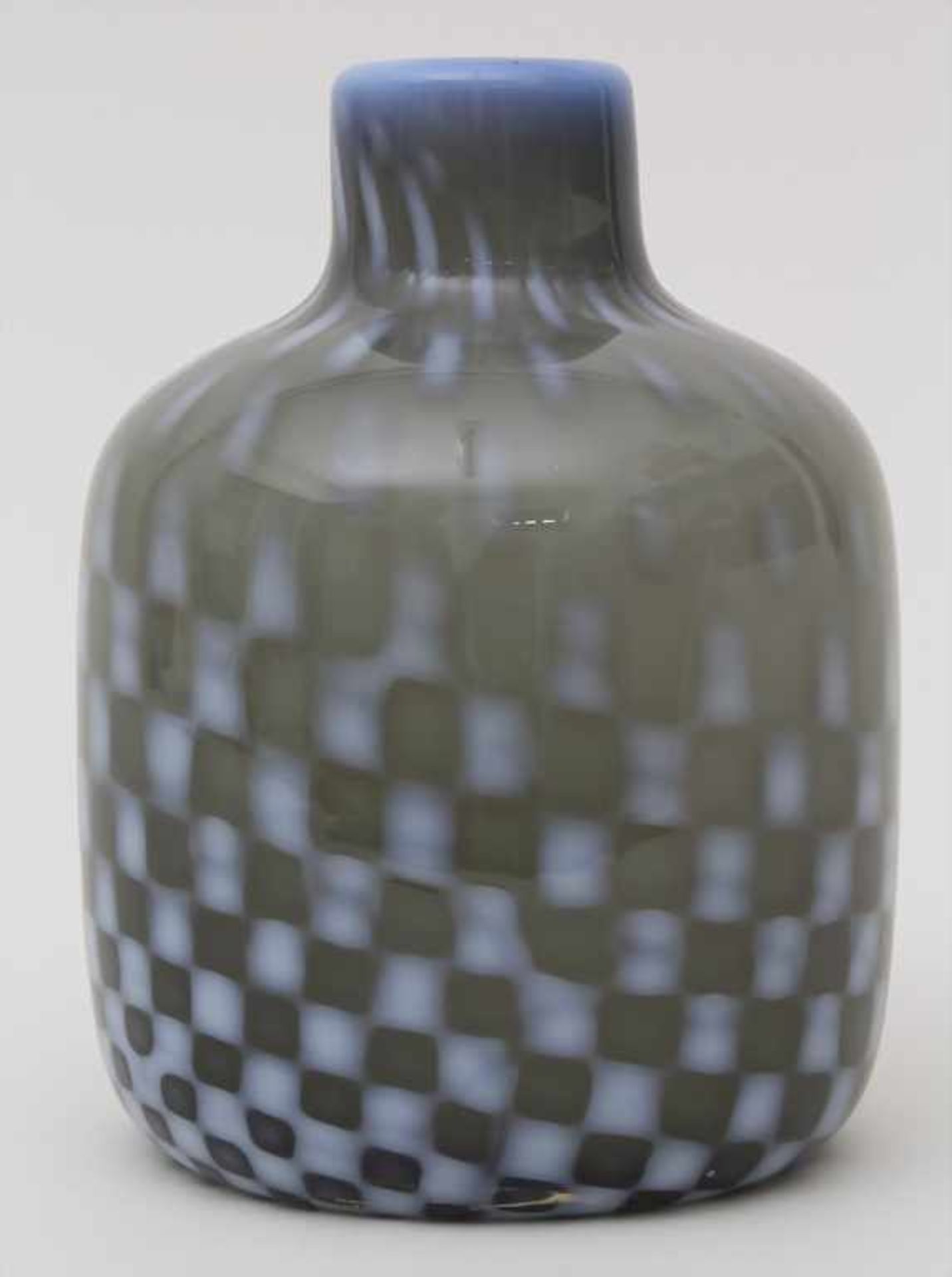 Vase / A vase, wohl Barovier und Toso, Murano, 70/80er JahreMaterial: rauchfarbenes Glas, opak - Bild 2 aus 4