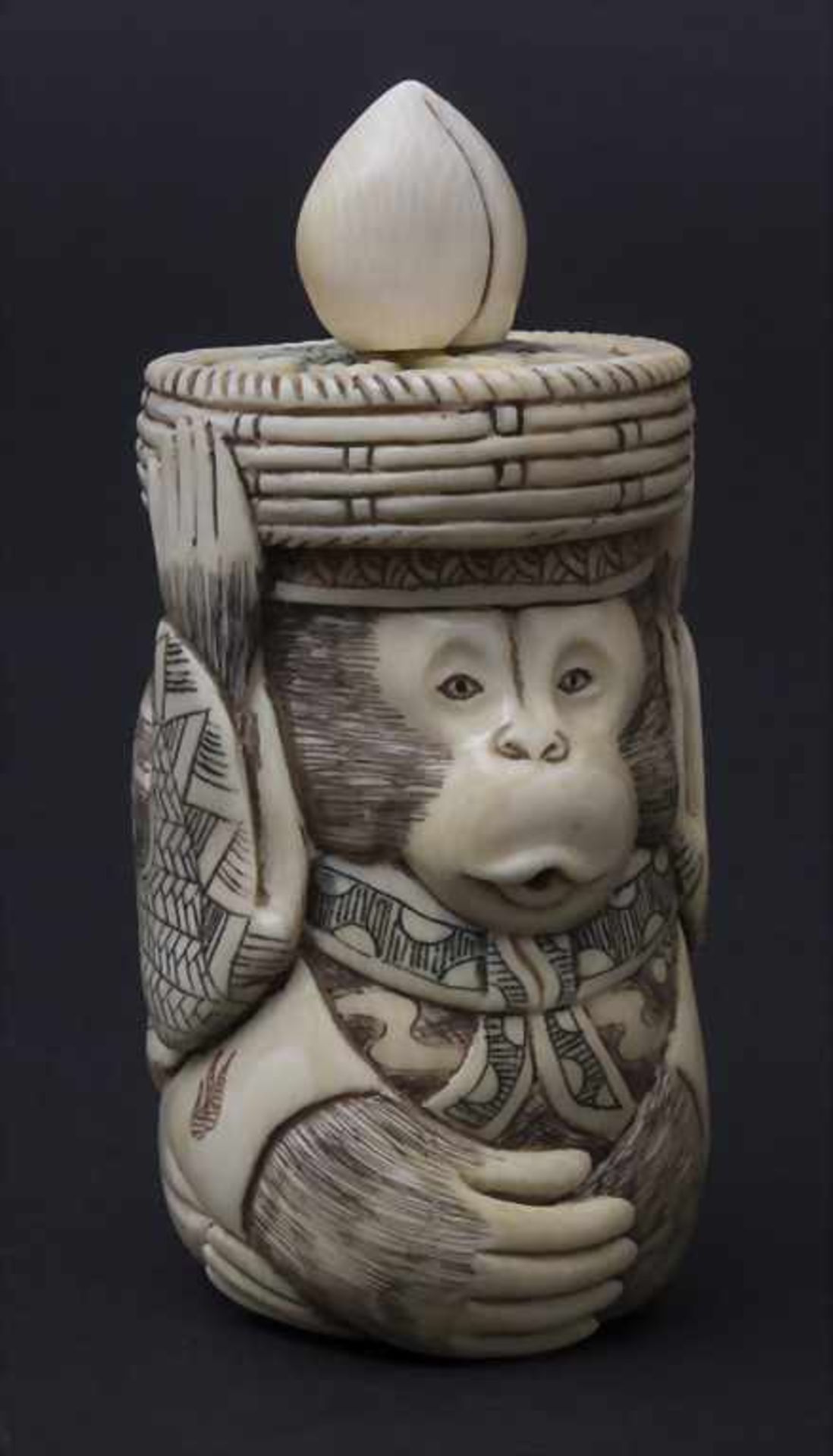 Okimono 'Gaukleraffe mit Früchtekorb' / An okimono 'monkey with a fruit basket', Japan, um