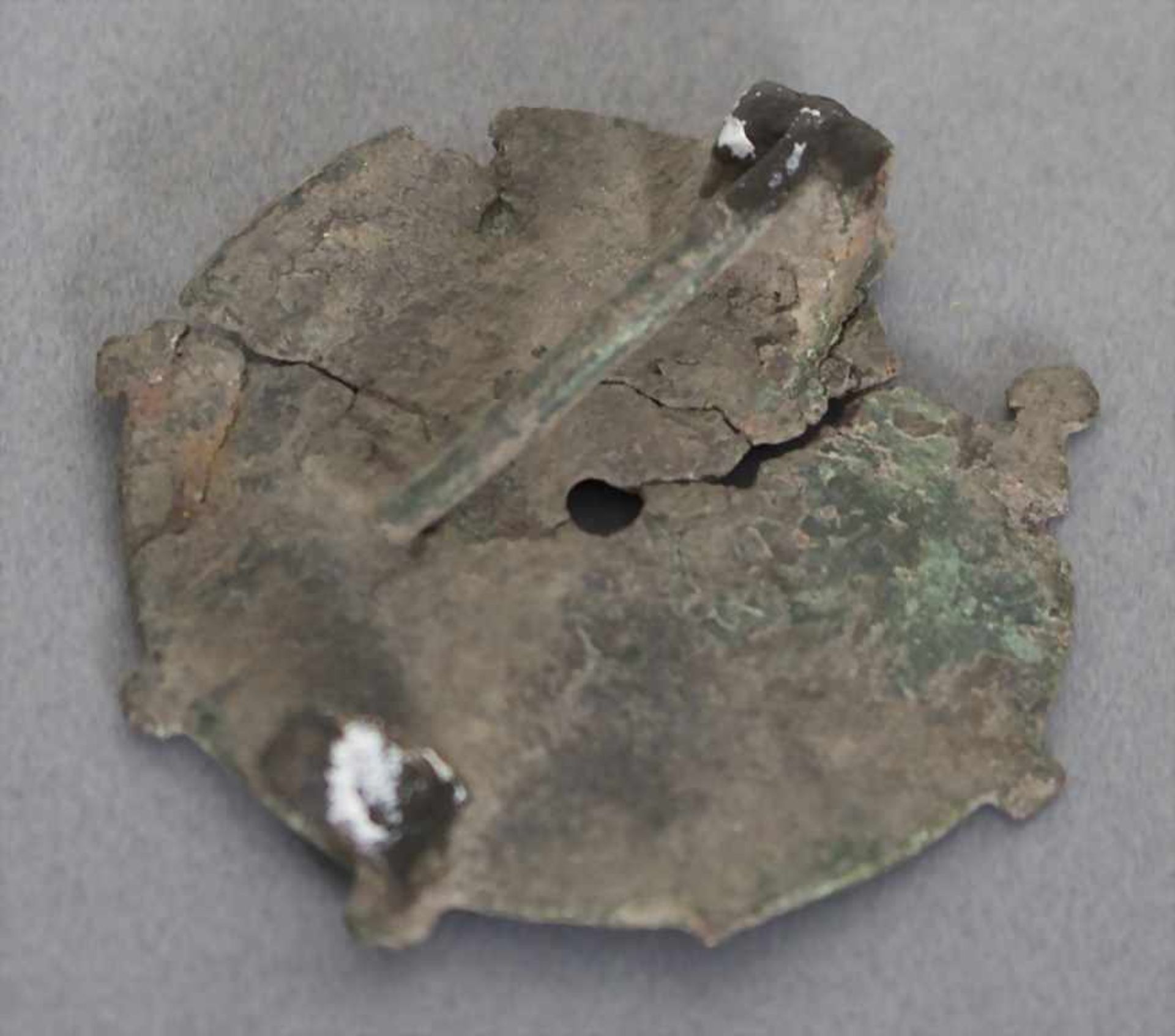 Römische Scheiben-Fibel / A Roman fibulaMaterial: Bronze,Durchmesser: 3,7 cm,Zustand: gut, alt - Bild 2 aus 3