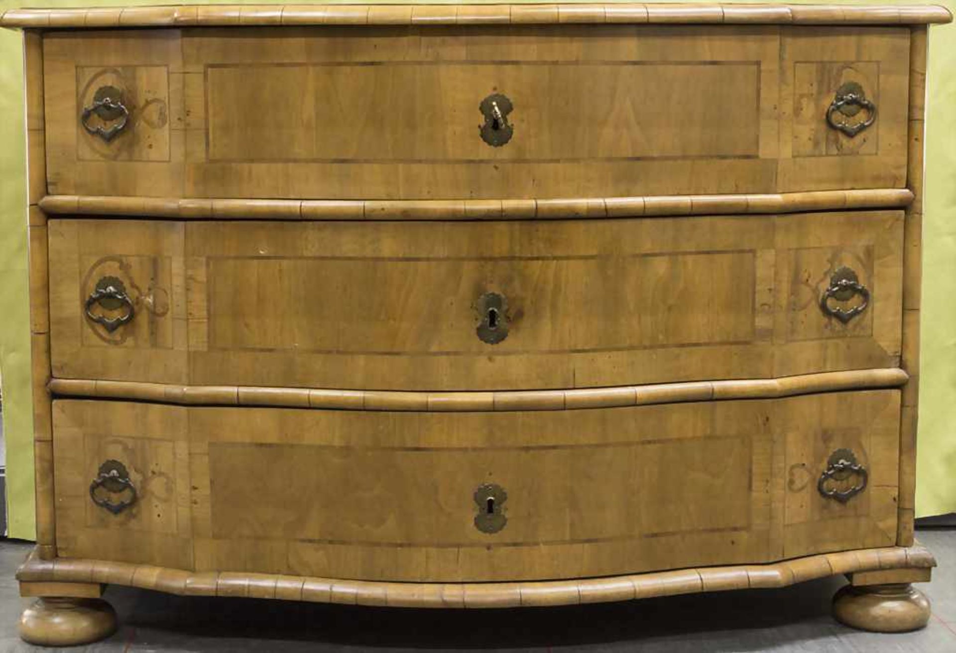 Barockkommode / A baroque chest of drawers, 18. Jh.Material: Wurzelholz- und Nussbaumfurnier,