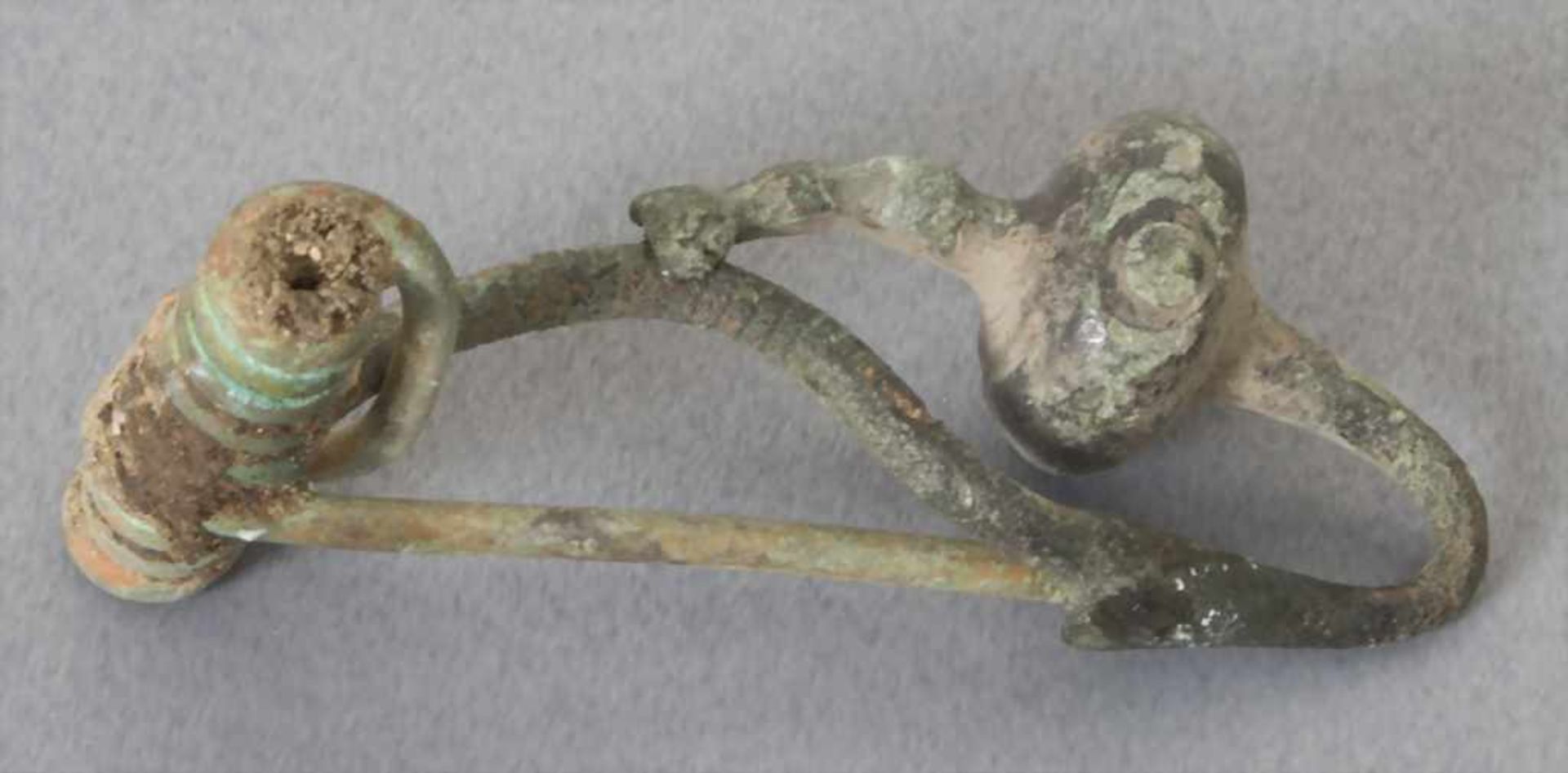 Keltische Fibel / A celtic fibulaMaterial: Bronze,Länge: 3,5 cm,Zustand: gut, alt restauriert, - Bild 3 aus 3