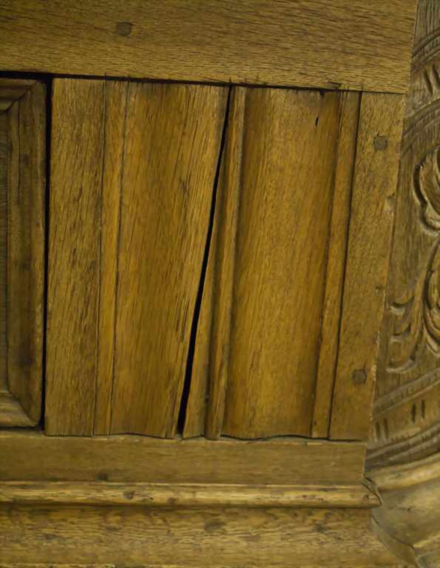 Barockschrank mit Engelsköpfen / A baroque cupboard, wohl Lothringen, 18. Jh.Material: Eiche, - Bild 9 aus 27