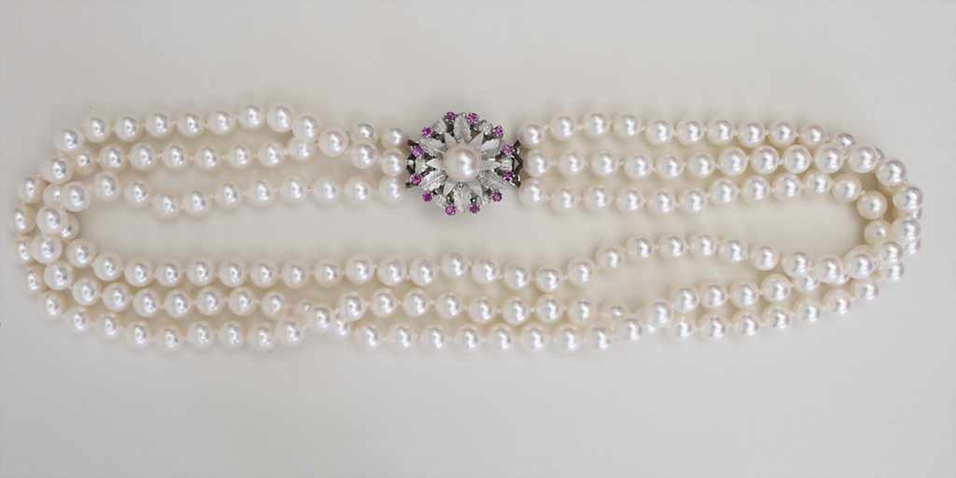 Dreireihige Perlenkette / A triple string pearl necklaceMaterial: Perlen einzeln geknotet, - Image 2 of 2