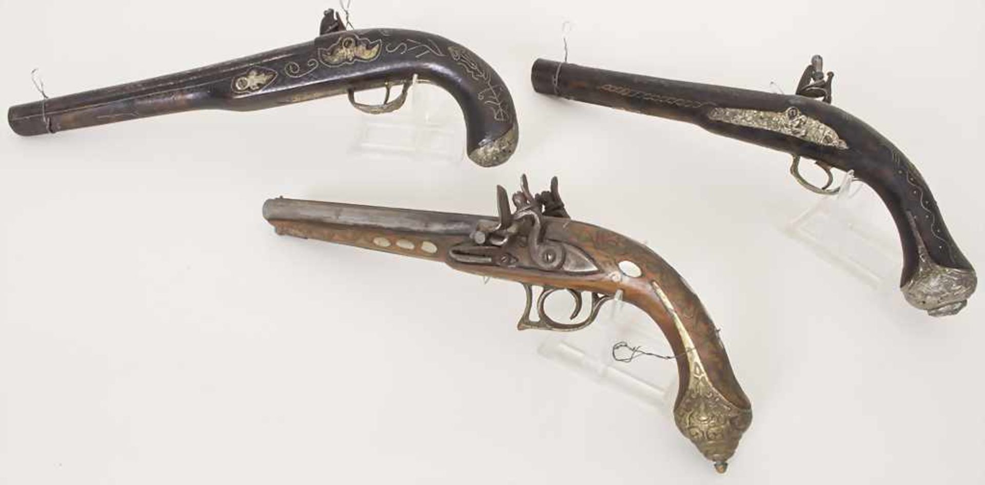 Konvolut 3 Steinschlosspistolen / A set of 3 flintlock guns, NordafrikaMaterial: Hartholz mit