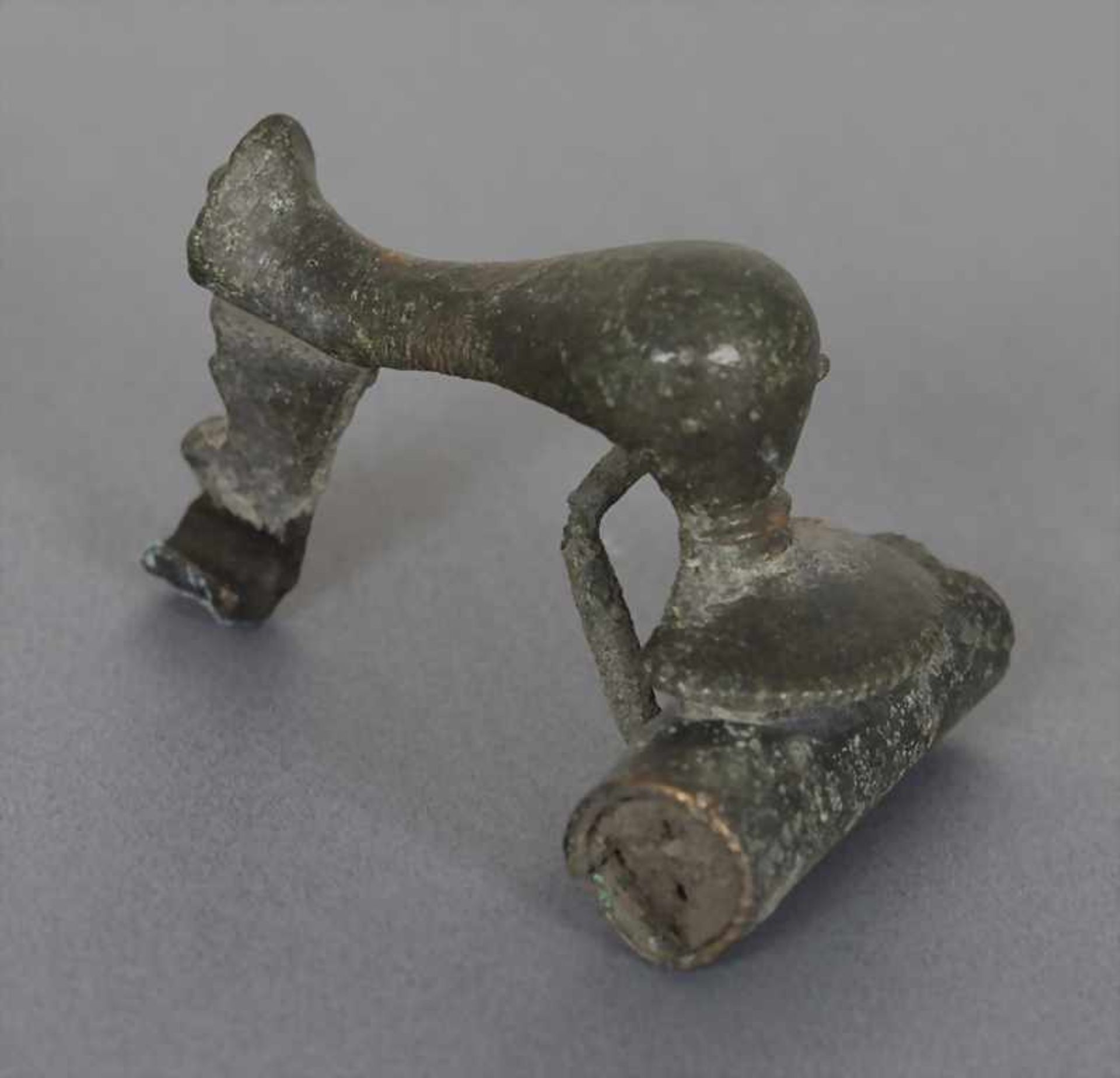 Römische Fibel / A Roman fibulaMaterial: Bronze,Länge: 3,8 cm,Zustand: gut, alt restauriert,