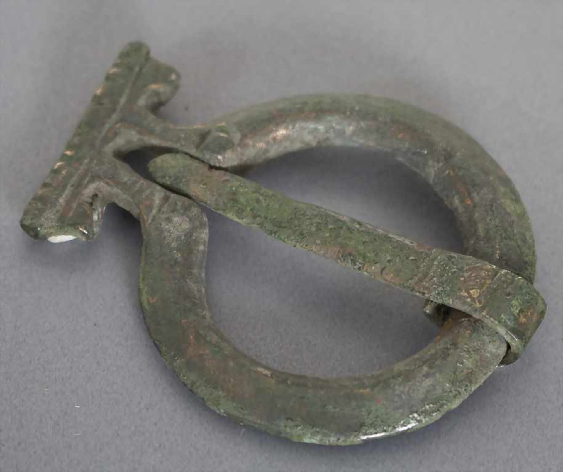Römische Omega-Fibel / A Roman omega fibulaMaterial: Bronze,Länge: 6,4 cm,Zustand: gut, alt