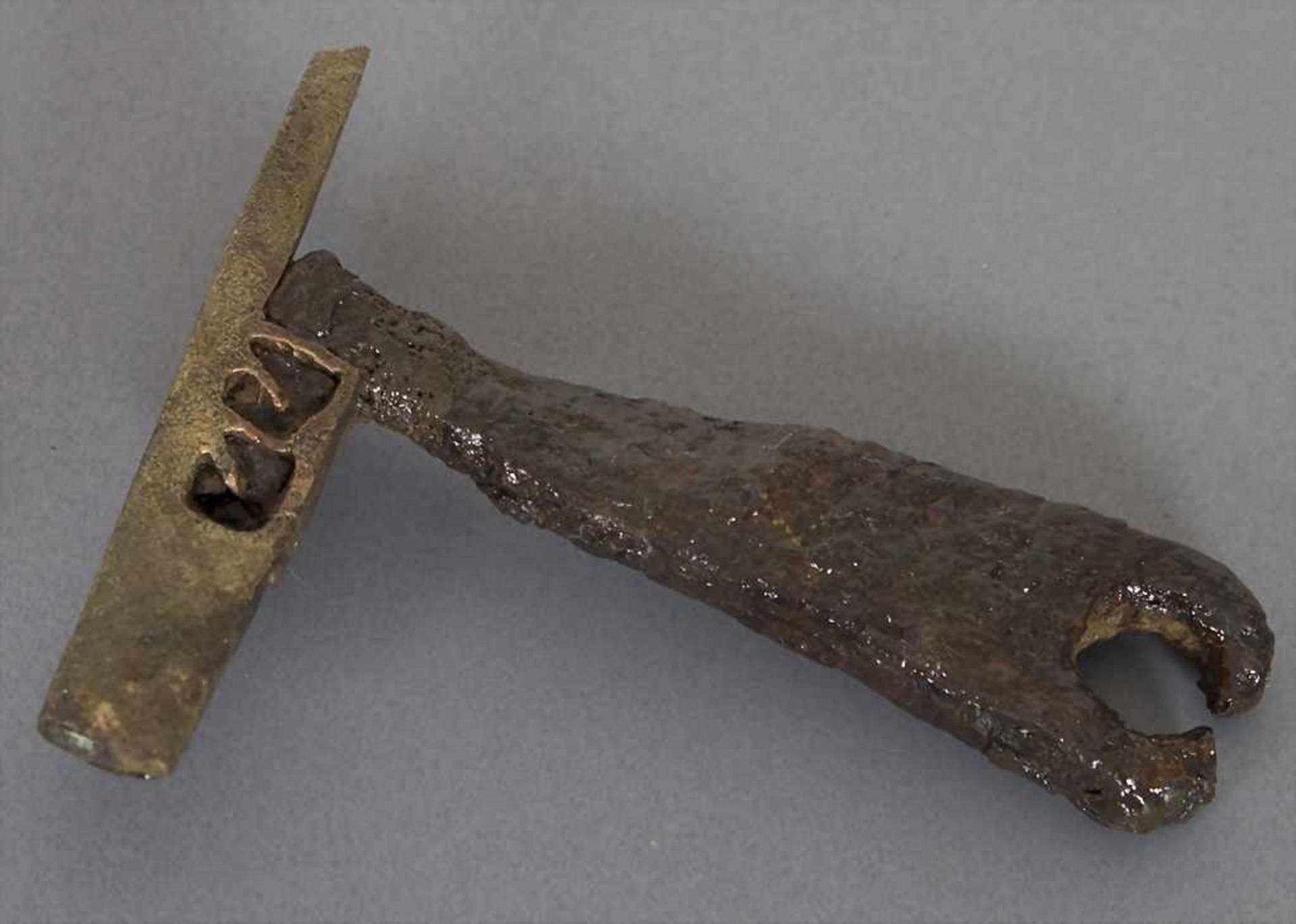 Römischer Schlüssel mit Schubriegel / A Roman key with latchMaterial: Bronze, Eisen,Länge: 8,0 cm, - Bild 2 aus 2