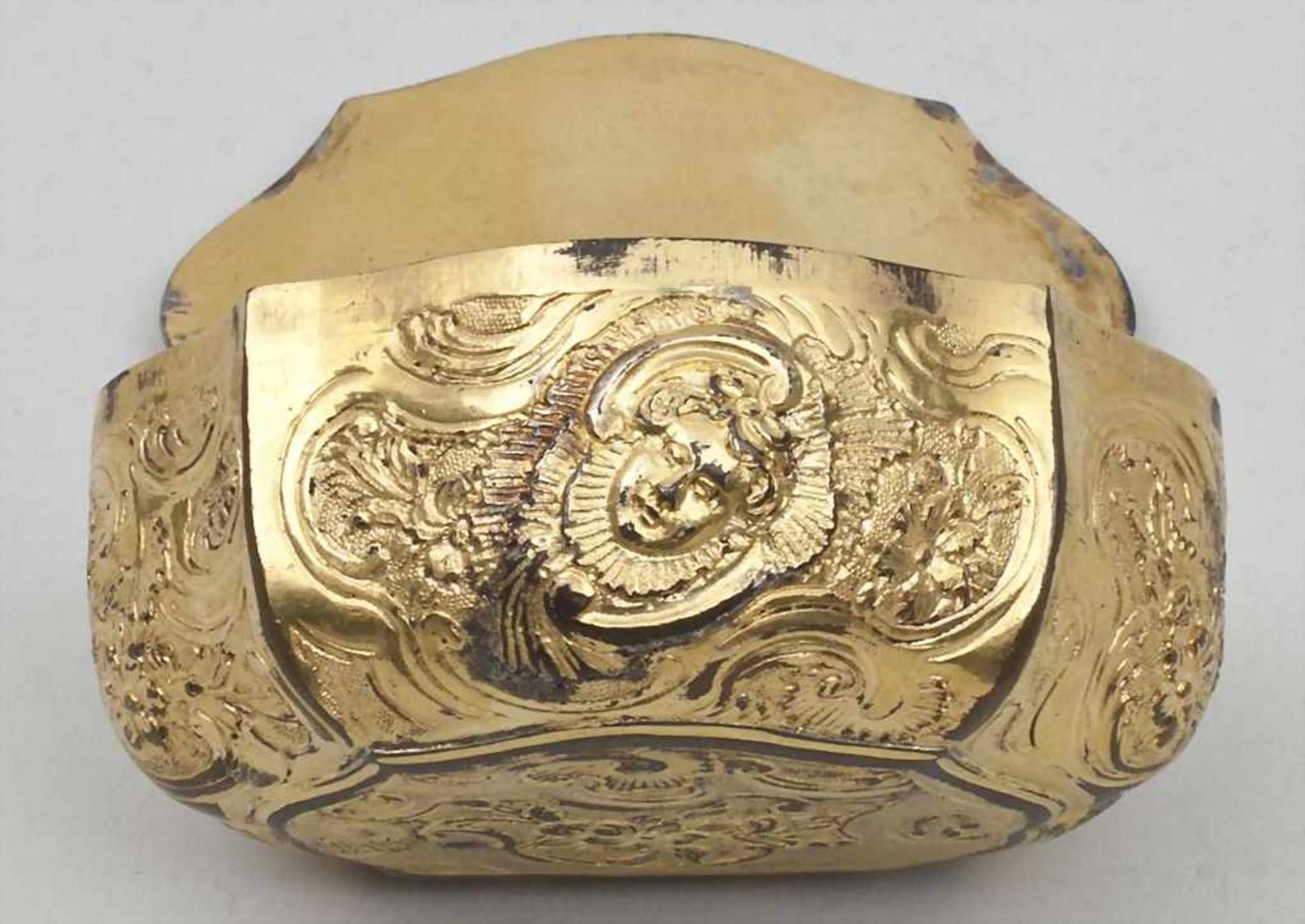 Rokoko-Tabatiere/Snuffbox, um 1770mehrpassige Bronze-Dose mit Scharnierdeckel, vergoldet. - Bild 2 aus 2