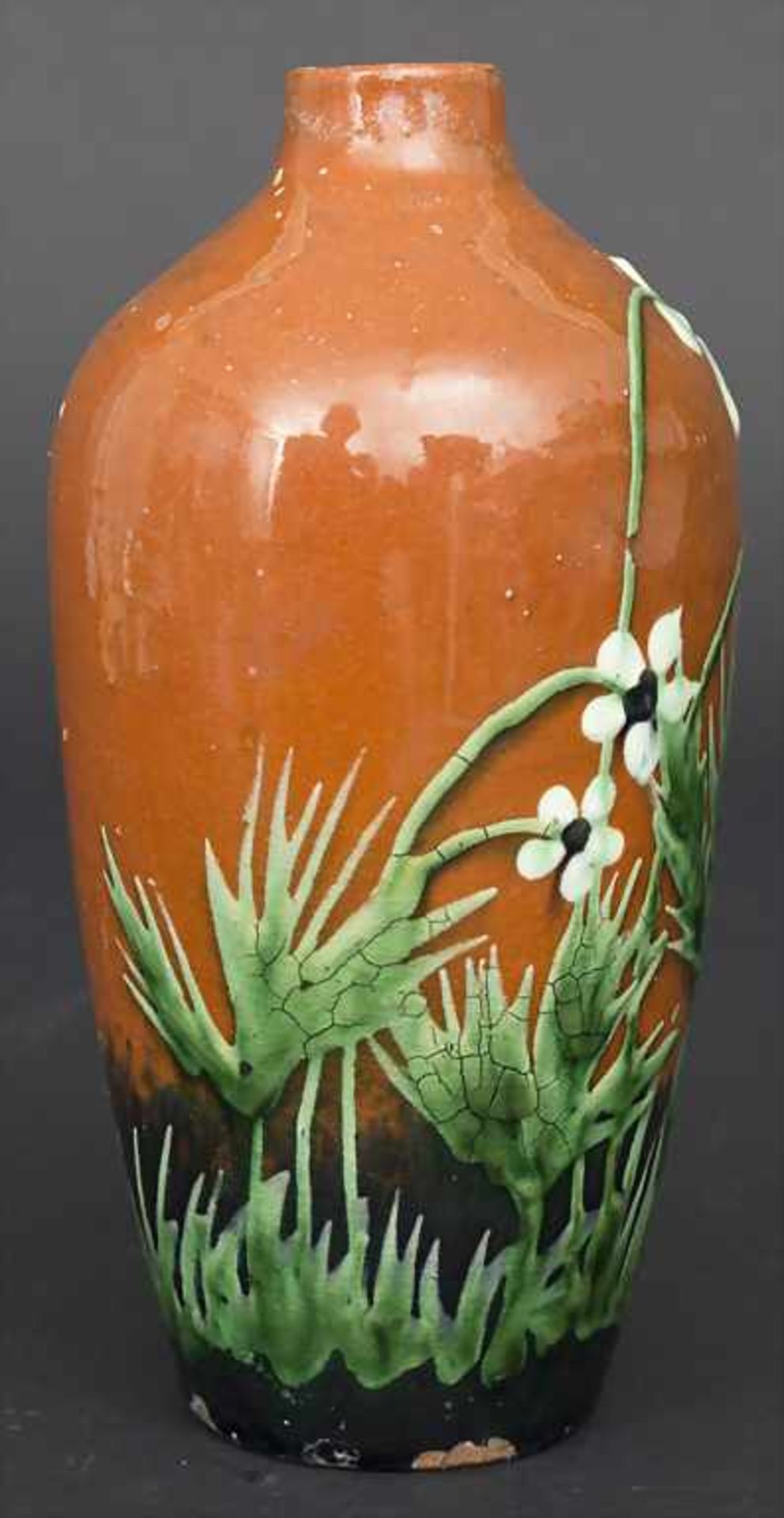 Jugendstil Majolika Vase mit weißen Blumen / An Art Nouveau majolica vase with white flowers, Max - Bild 4 aus 7