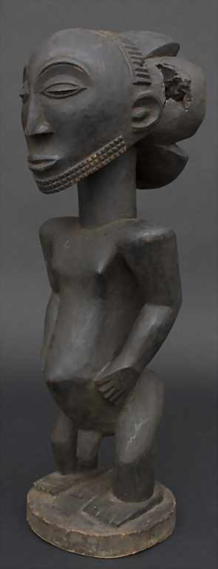 Ahnenfigur / An ancestor figur, Hemba, KongoMaterial: Holz, dunkle Krustenpatina,Höhe: 52,5 cm, - Image 2 of 4
