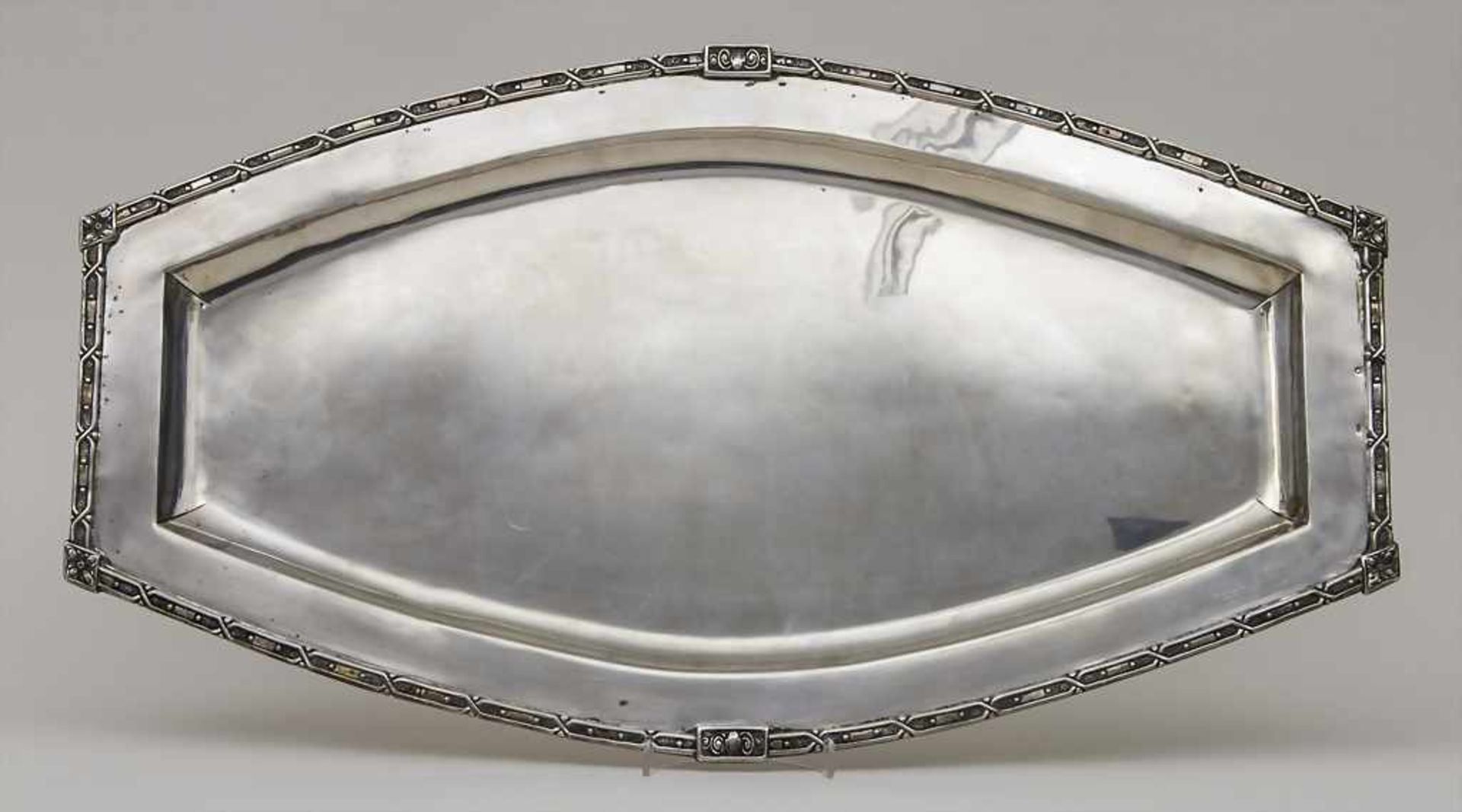 Große Art Déco Platte / A large Art Déco silver tray, Wien/Vienna, um 1920Material: Silber 800,