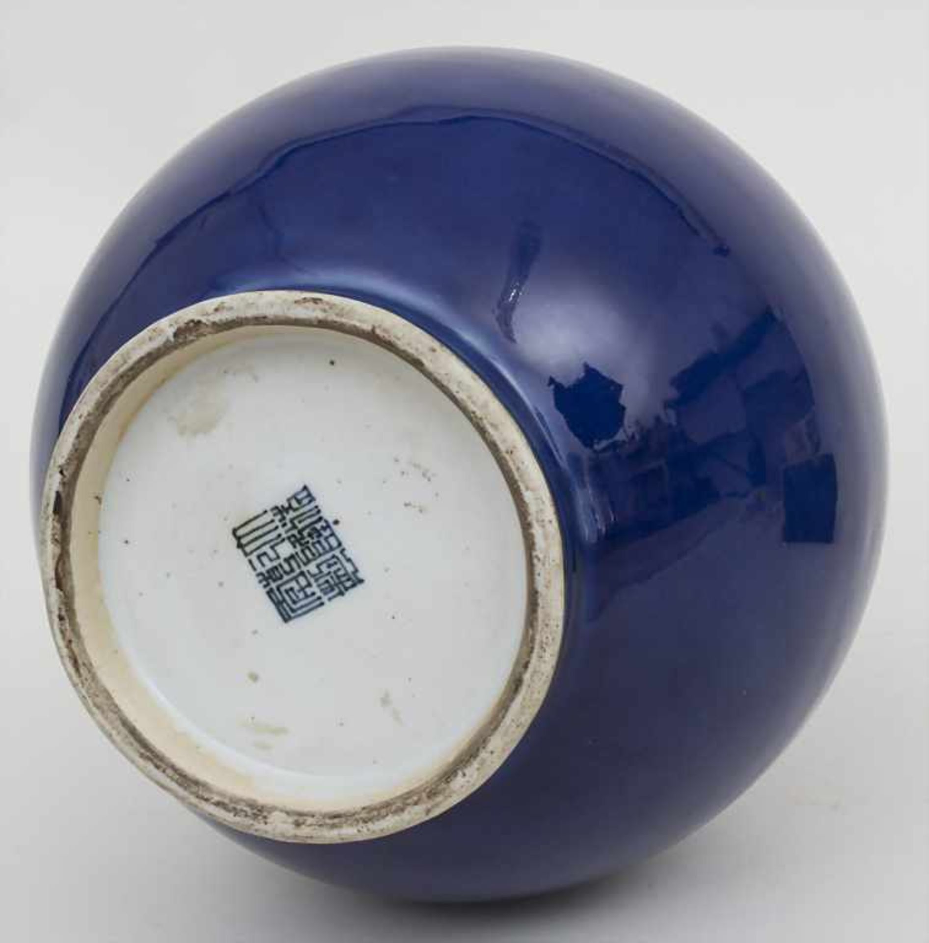 Puderblaue Porzellan-Vase / A powder blue porcelain vase, China, 18. Jh.Material: Porzellan, - Image 3 of 4