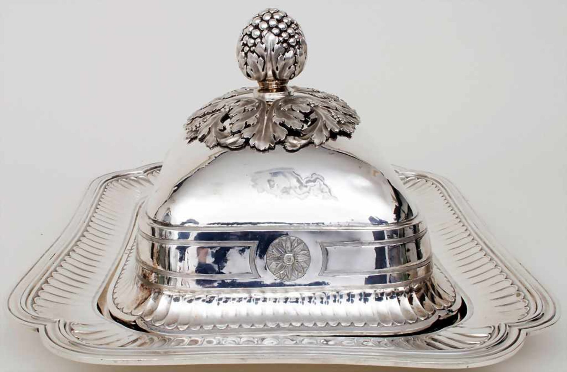 Große Silberplatte mit Glosche / A large silver plate with a cloche, Frankreich, Mitte 19. Jh. - Bild 3 aus 9