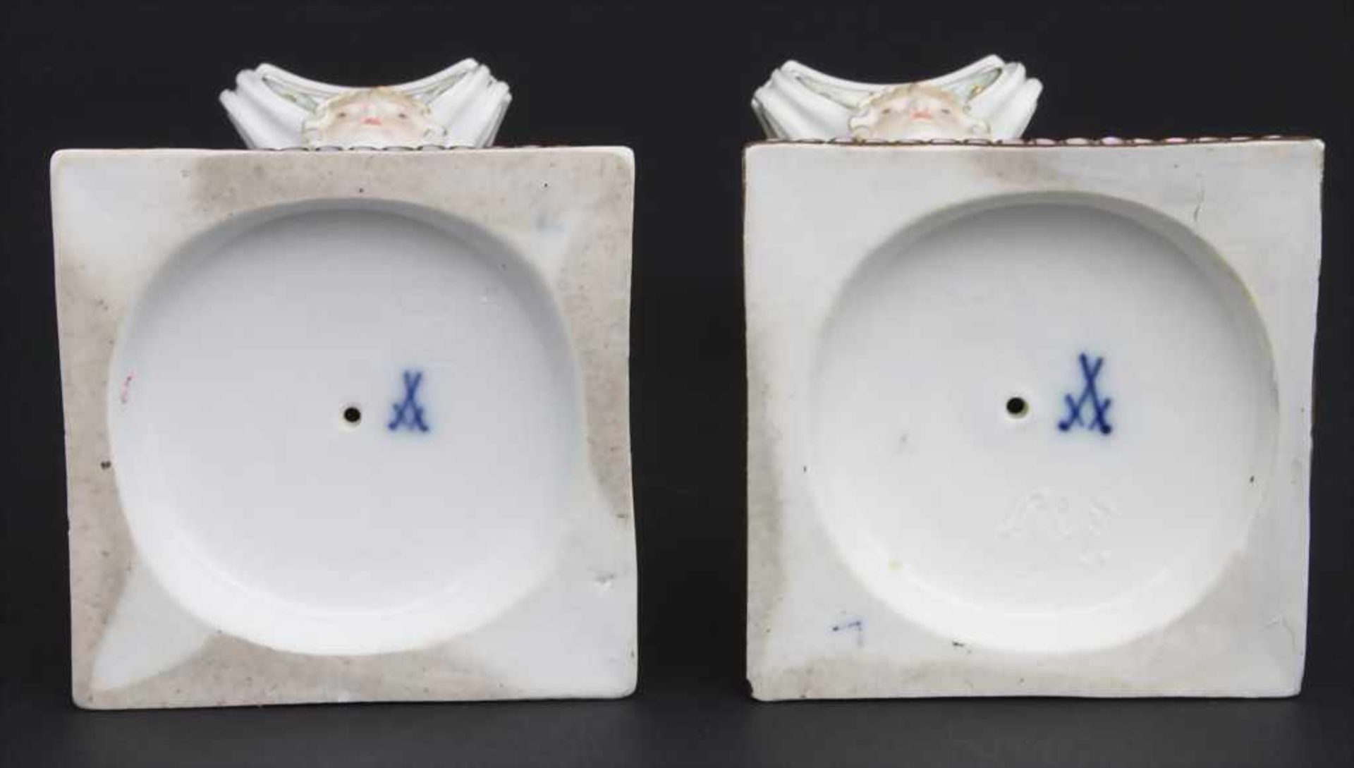 Paar Kerzenleuchter mit galanten Szenen / A pair of candlesticks with courting scenes, Meissen, - Image 11 of 11