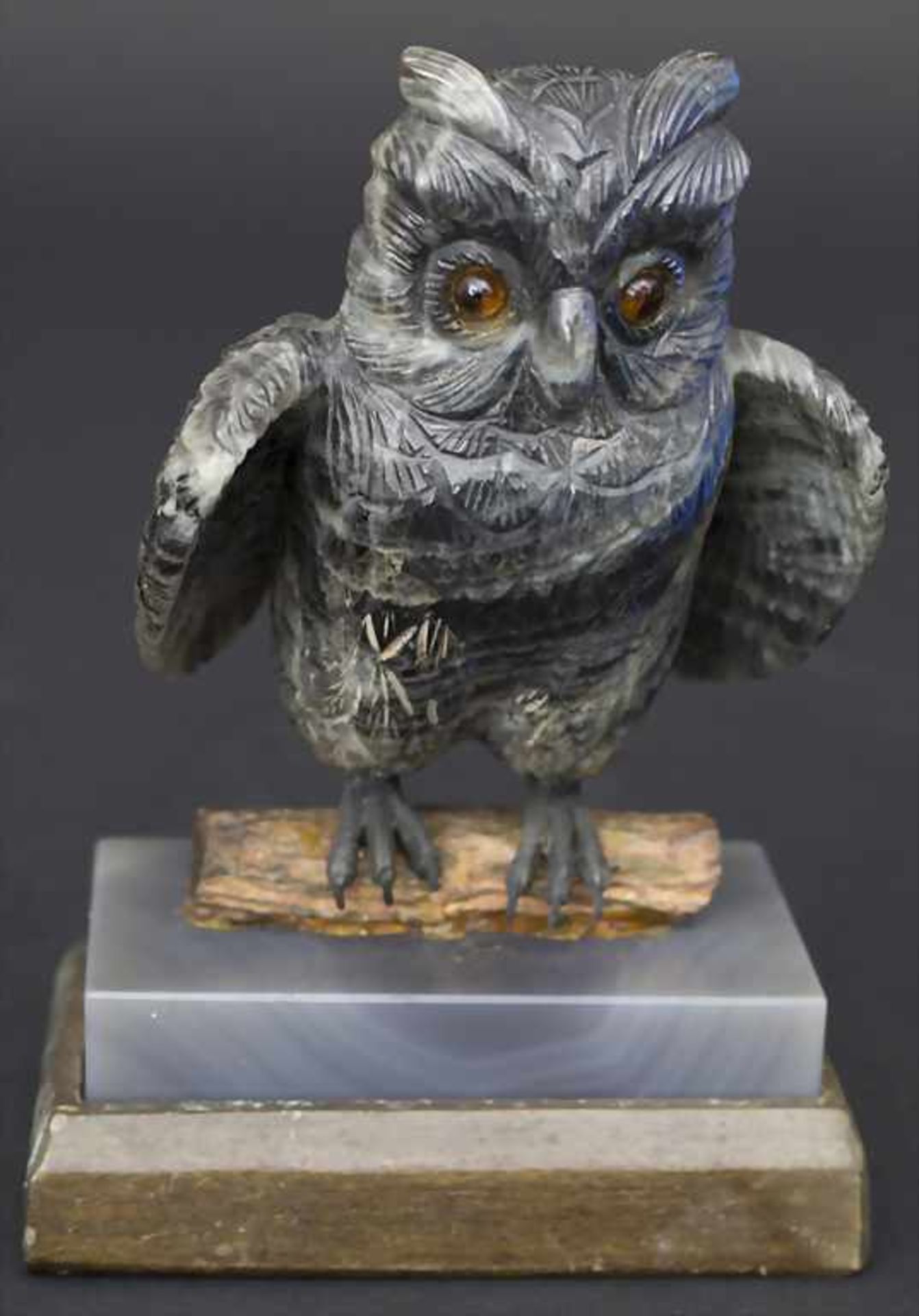 Labradorit-Schnitzerei 'Eule' / A labradorite carving 'Owl'Material: Labradorit, geschnitzt, auf
